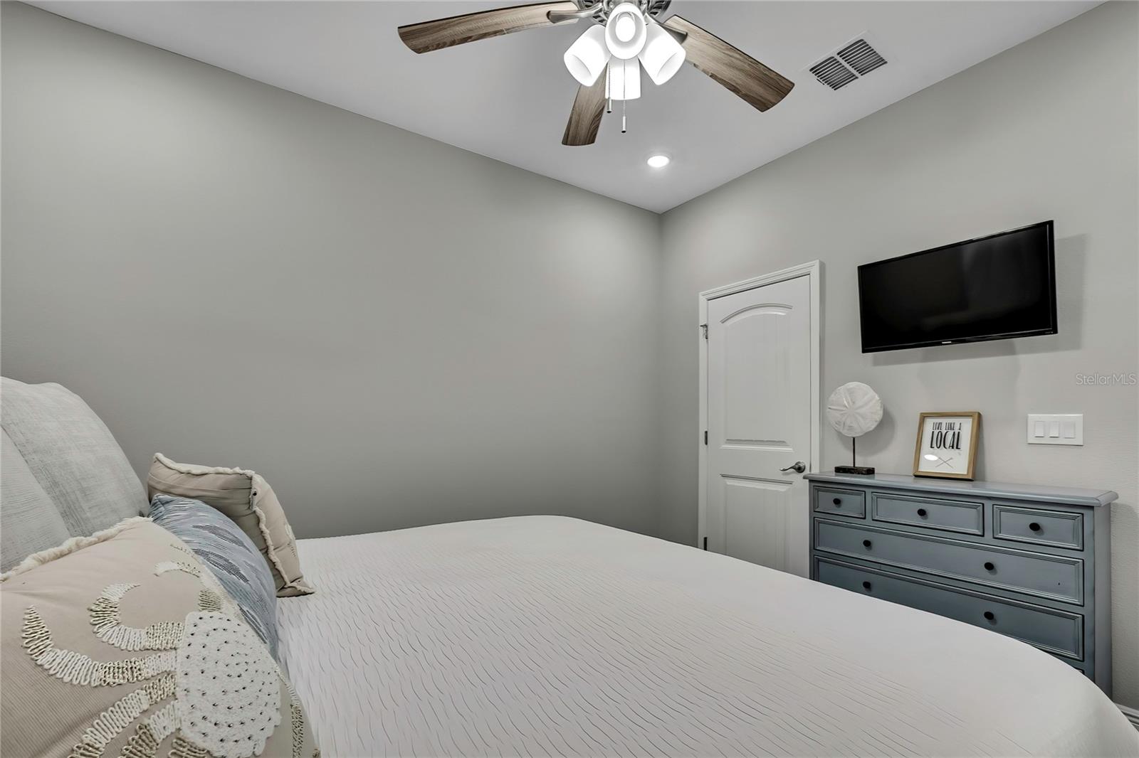 Listing photo id 23 for 9202 Satinwood Terrace