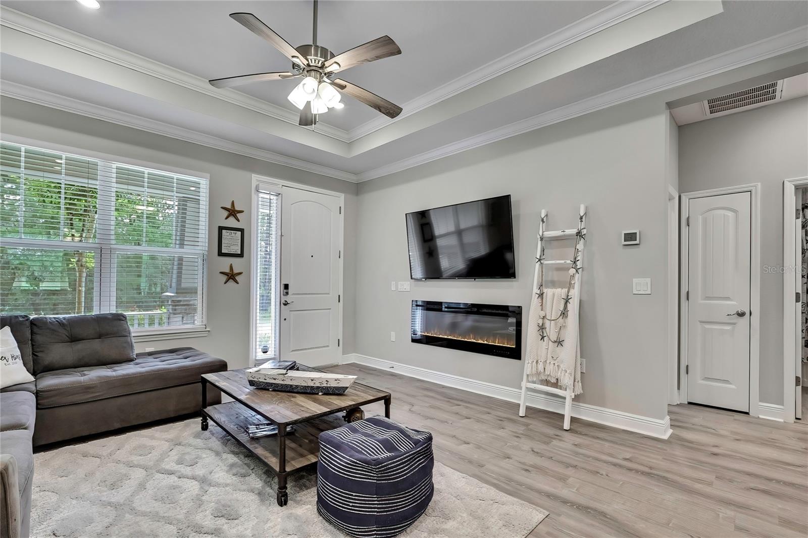 Listing photo id 3 for 9202 Satinwood Terrace