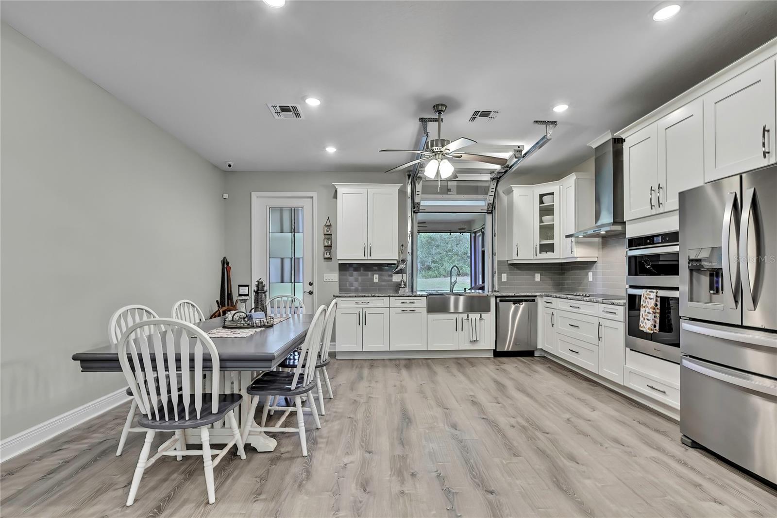 Listing photo id 5 for 9202 Satinwood Terrace