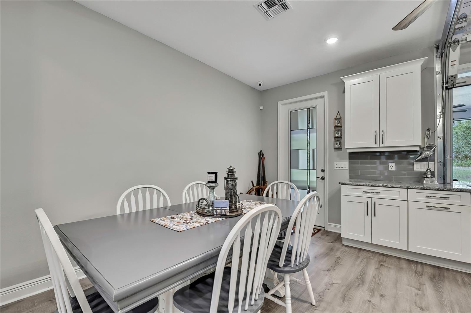 Listing photo id 6 for 9202 Satinwood Terrace