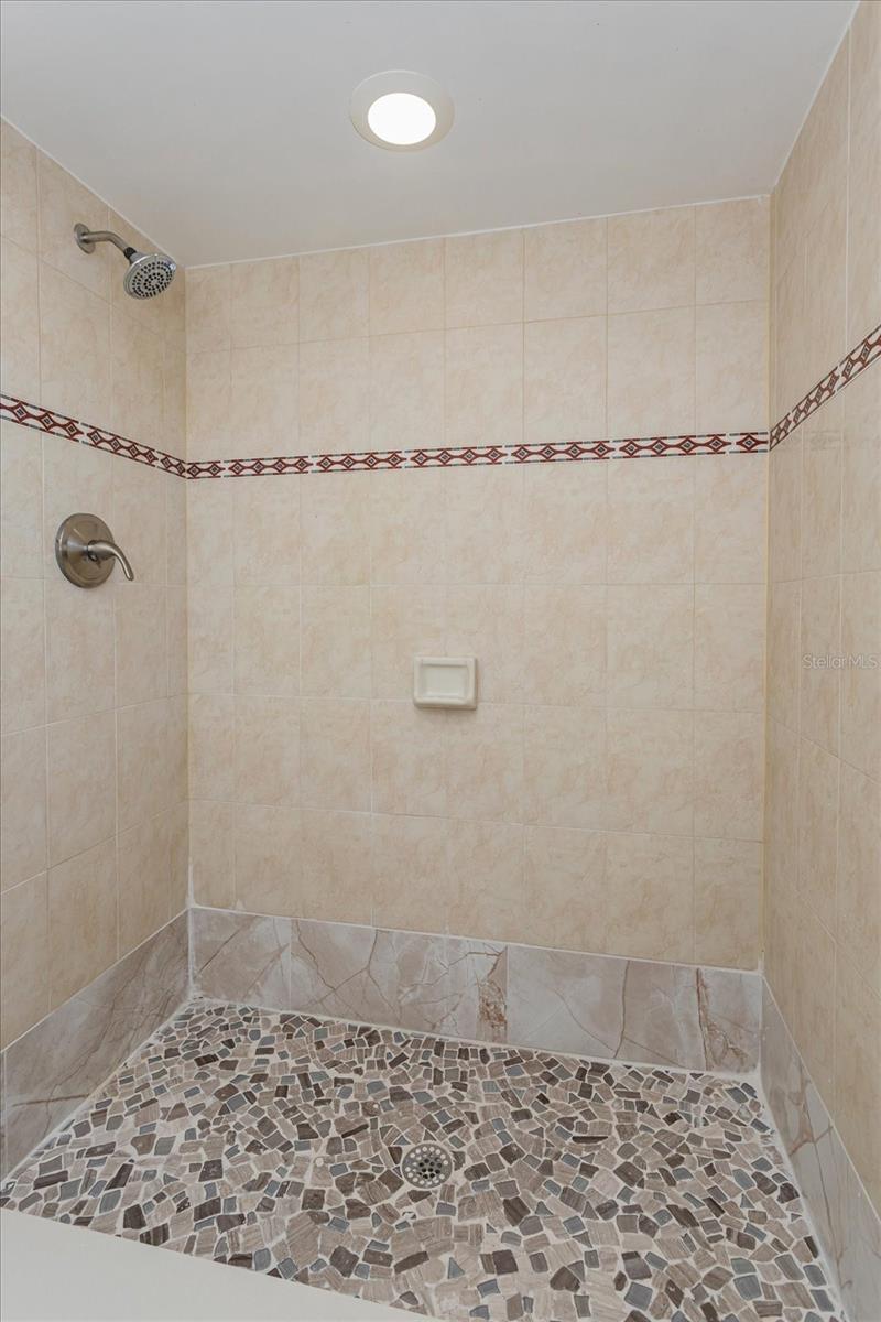 Image 25 of 26 For 915 Normandy Boulevard