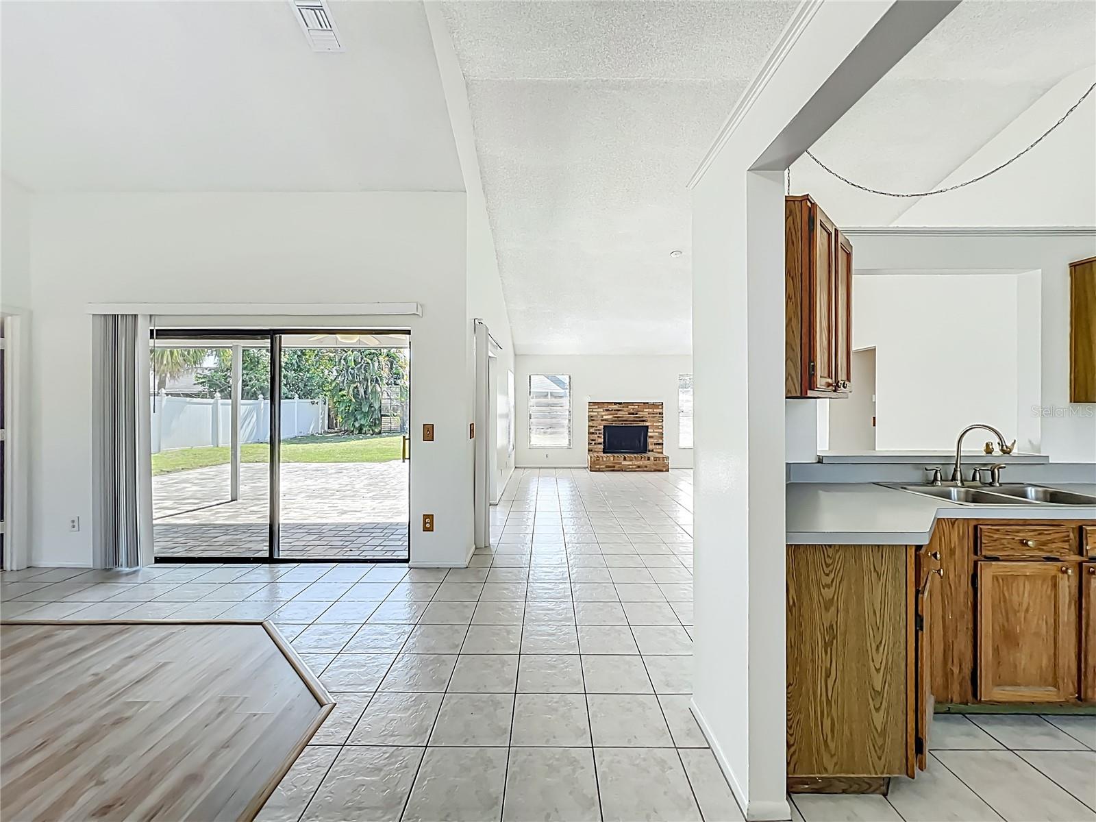 Image 5 of 64 For 2211 Fairmont Circle