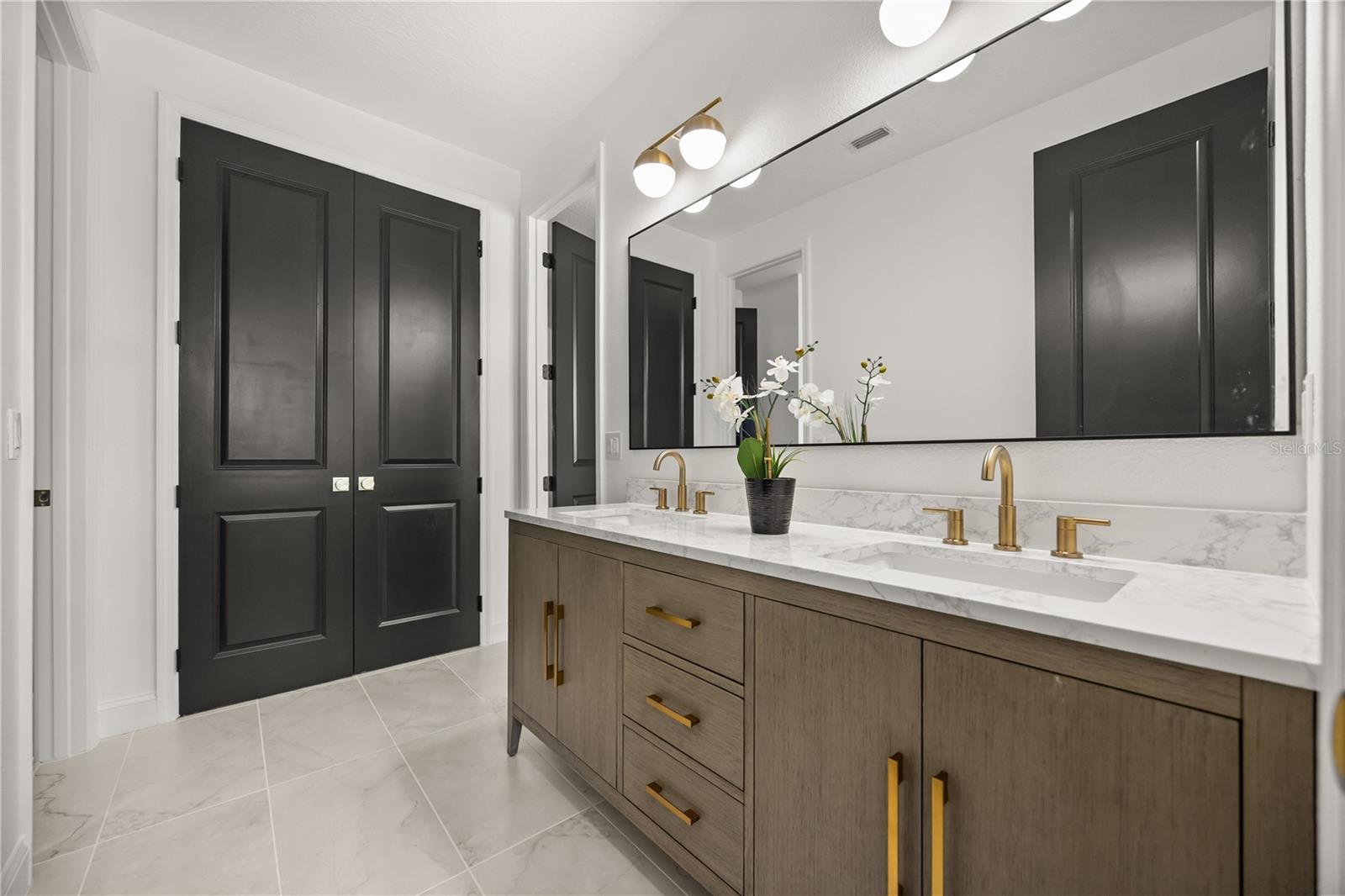Image 40 of 51 For 8349 Vivaro Isle Way