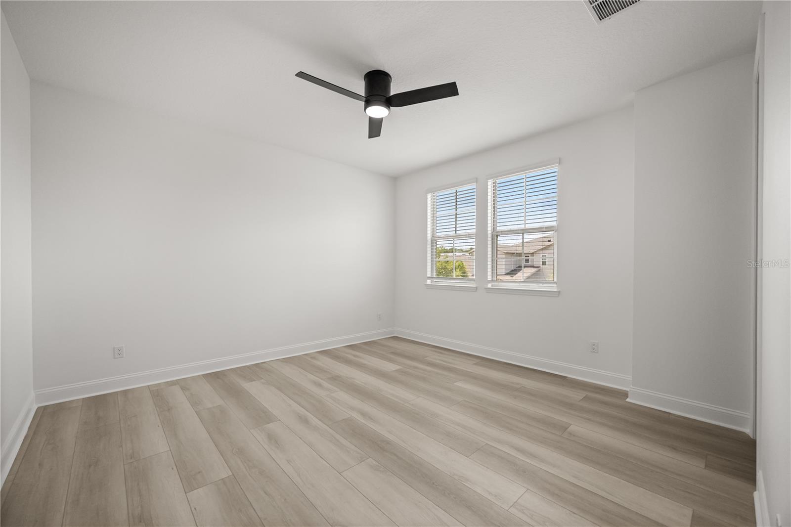Image 41 of 51 For 8349 Vivaro Isle Way