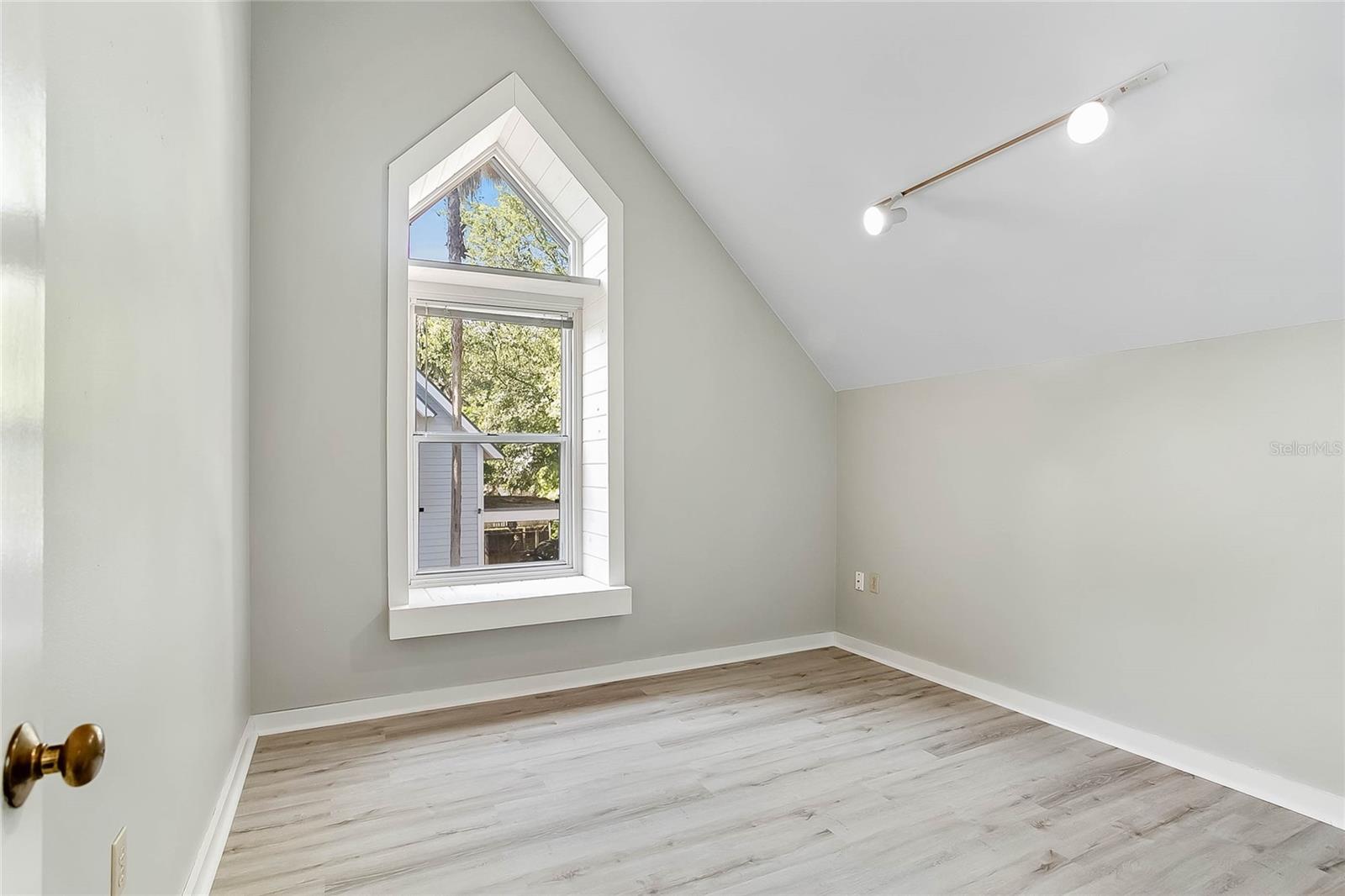 Image 21 of 28 For 754 Westmoreland Drive 3