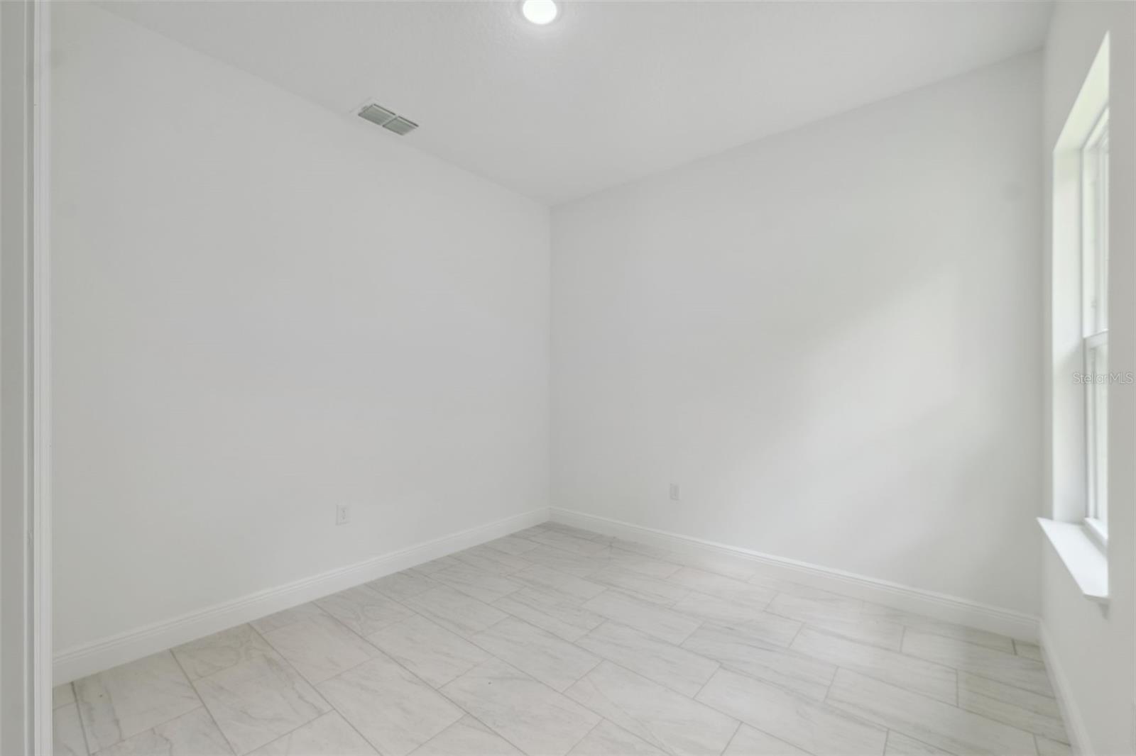 Image 18 of 32 For 10089 N Athenia Dr