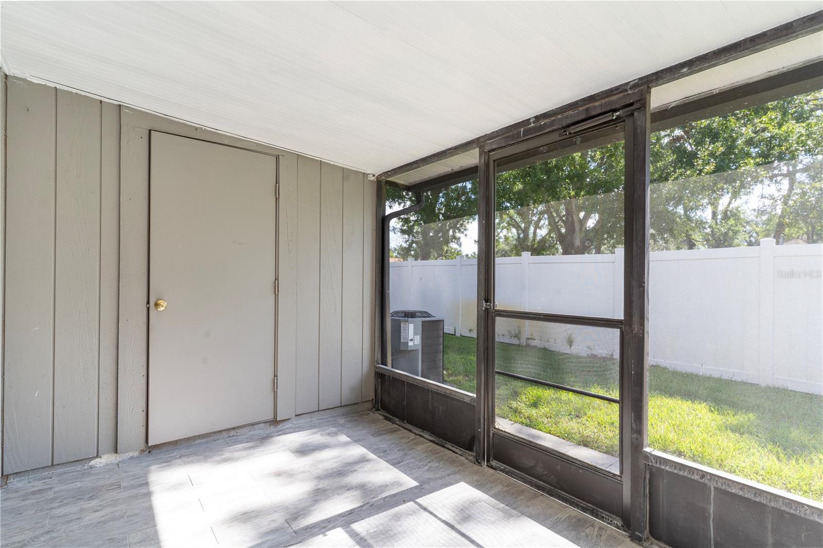 Image 22 of 31 For 10132 Lake Oak Circle