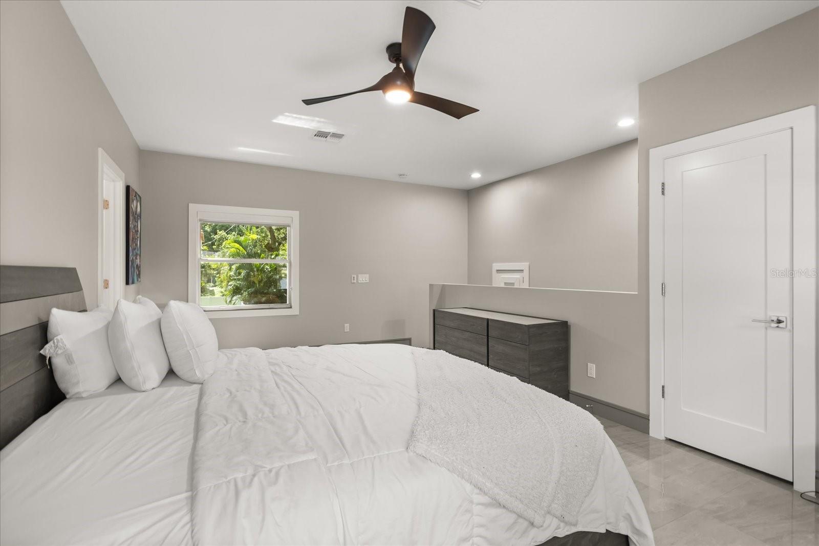 Image 32 of 47 For 808 Edgewater Drive