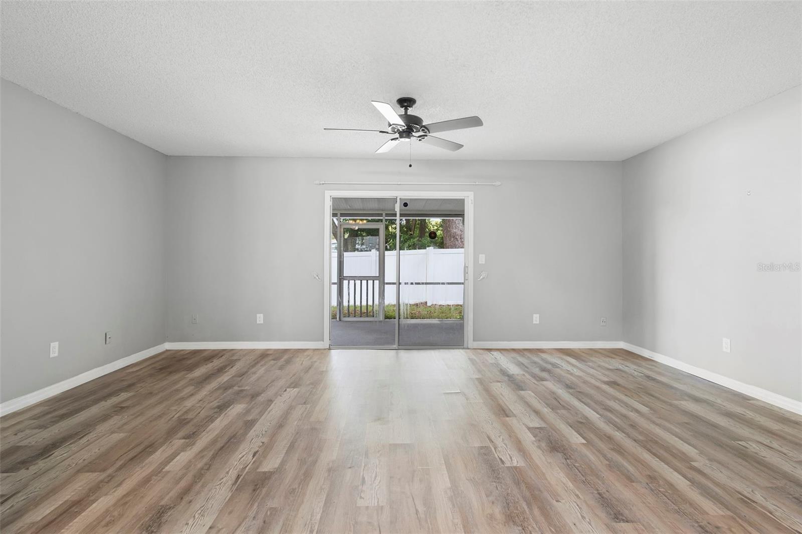 Image 14 of 39 For 426 Green Spring Circle