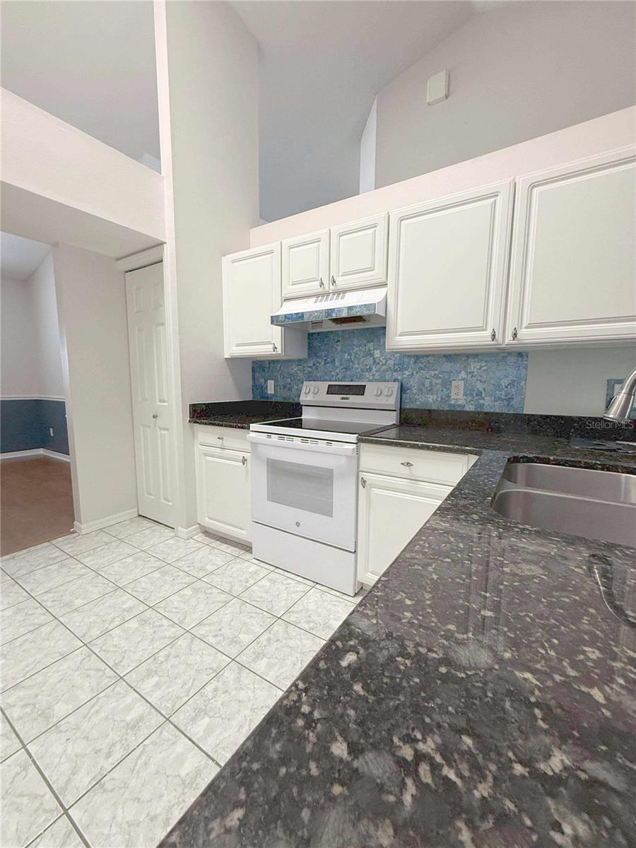 Image 11 of 38 For 1326 Hampshire Place Circle