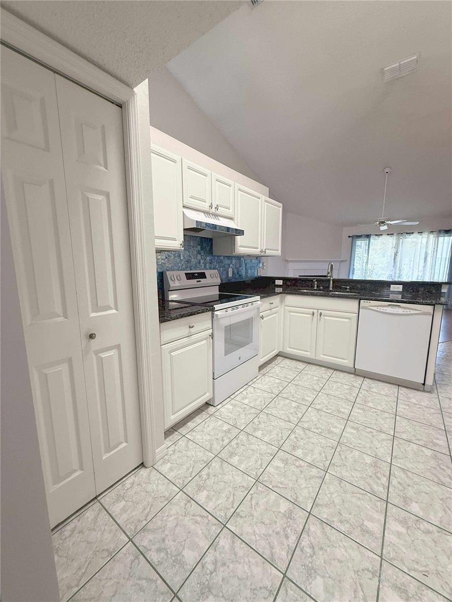 Image 14 of 38 For 1326 Hampshire Place Circle