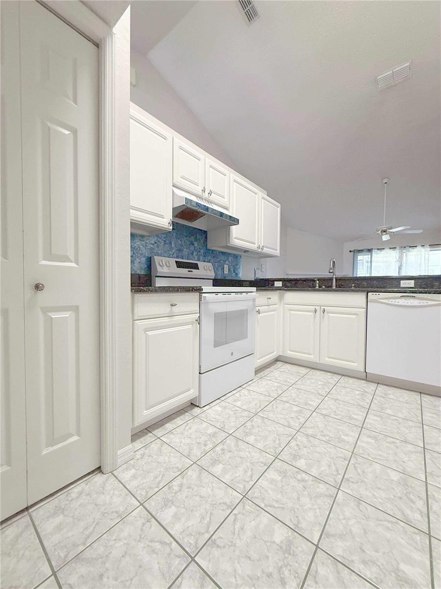 Image 15 of 38 For 1326 Hampshire Place Circle