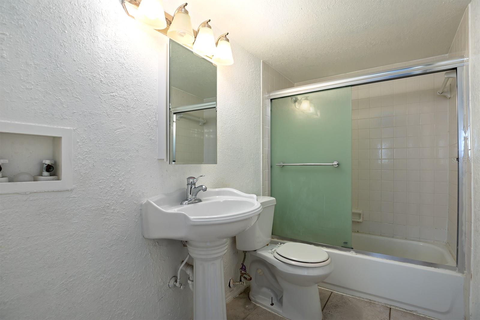 Image 11 of 17 For 954 Lake Destiny Road H
