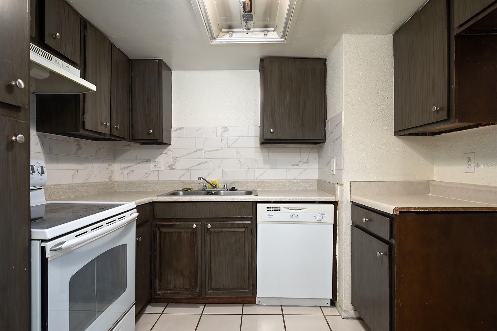 Image 7 of 17 For 954 Lake Destiny Road H