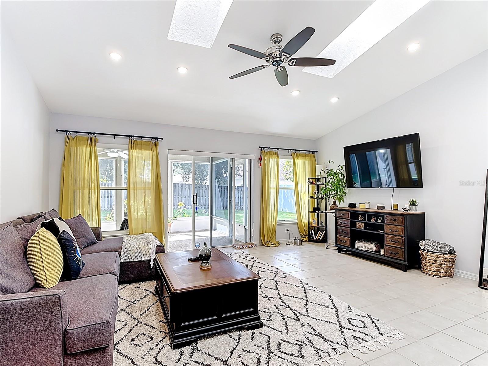 Image 17 of 52 For 13707 Ridgetop Road