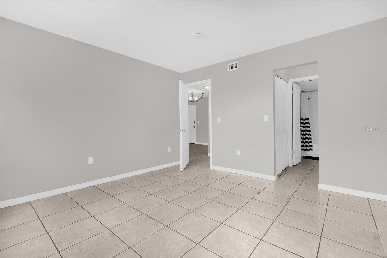 Image 14 of 25 For 942 Lake Destiny Road B