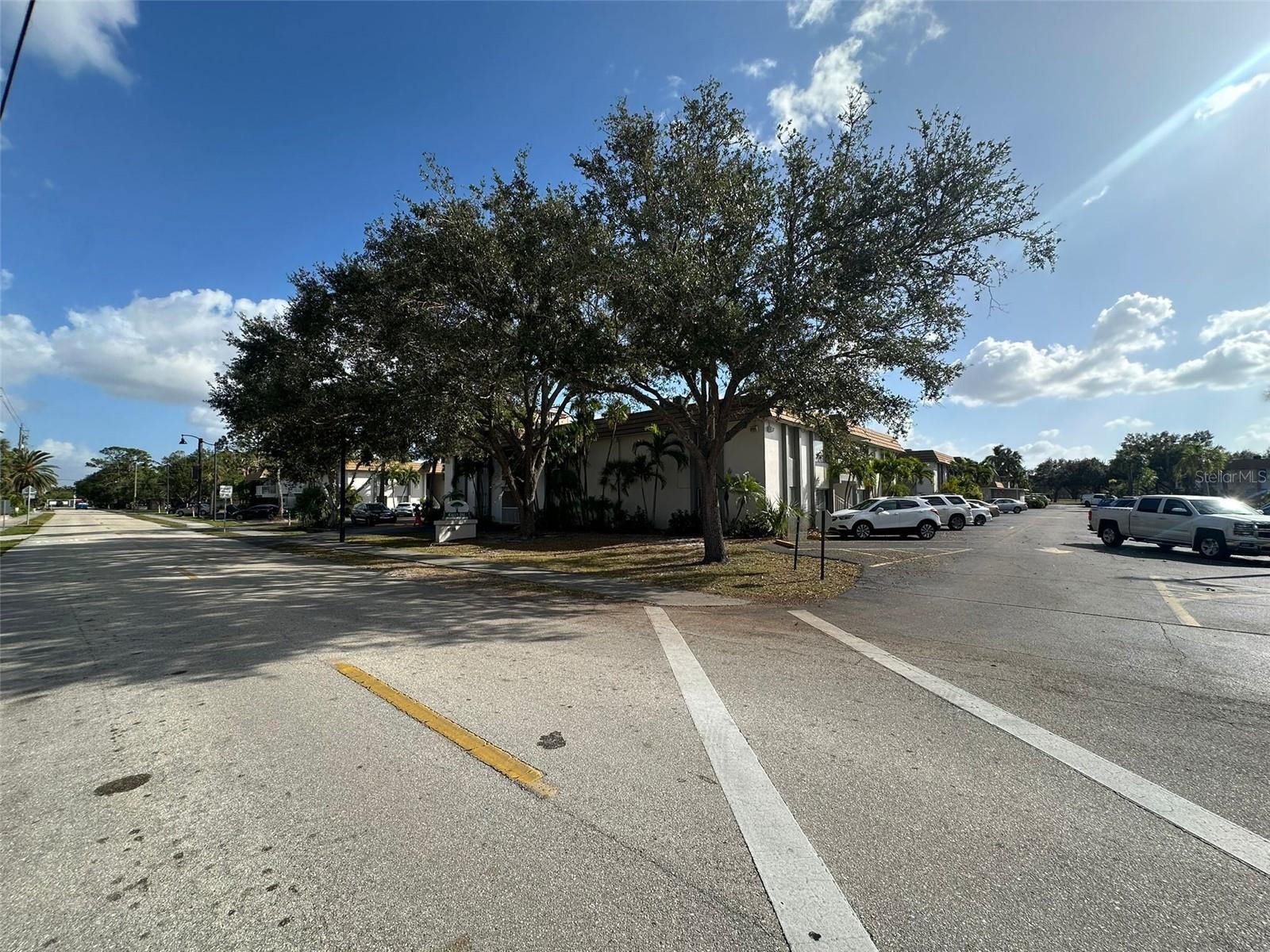 Image 15 of 35 For 1830 Maravilla Avenue 308