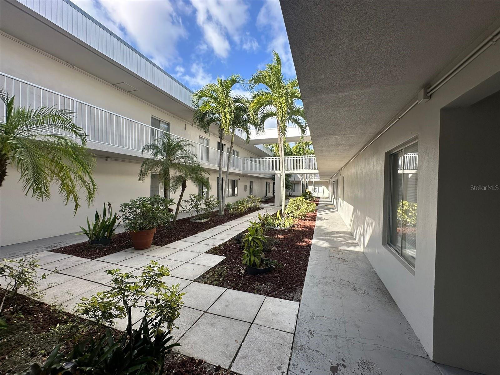 Image 21 of 35 For 1830 Maravilla Avenue 308