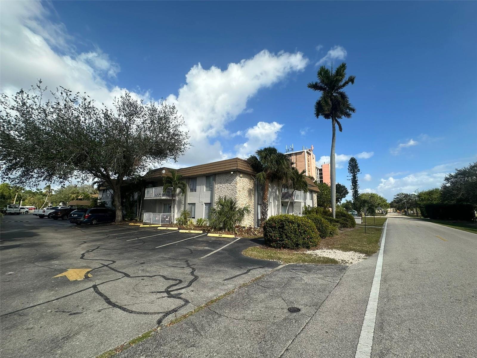 Image 30 of 35 For 1830 Maravilla Avenue 308