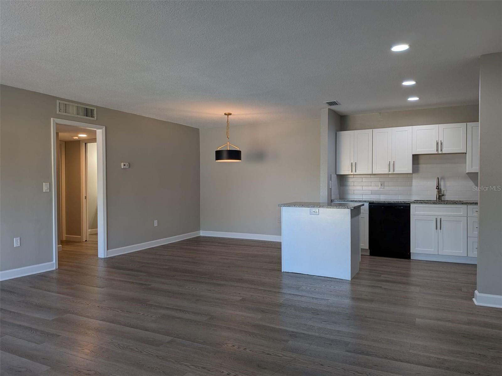 Image 8 of 22 For 562 Flemming Way 204