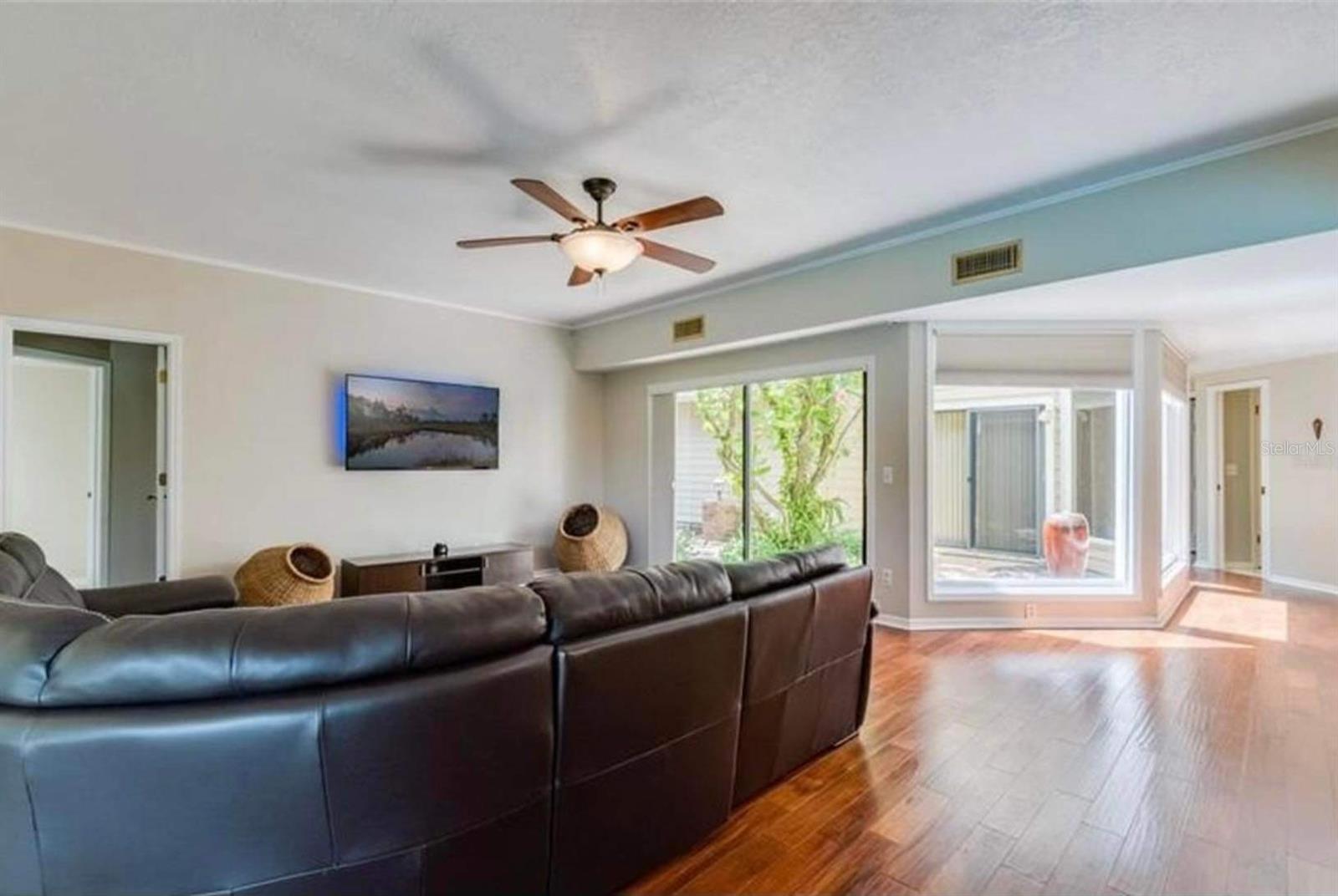 Image 11 of 39 For 9707 Sibley Circle