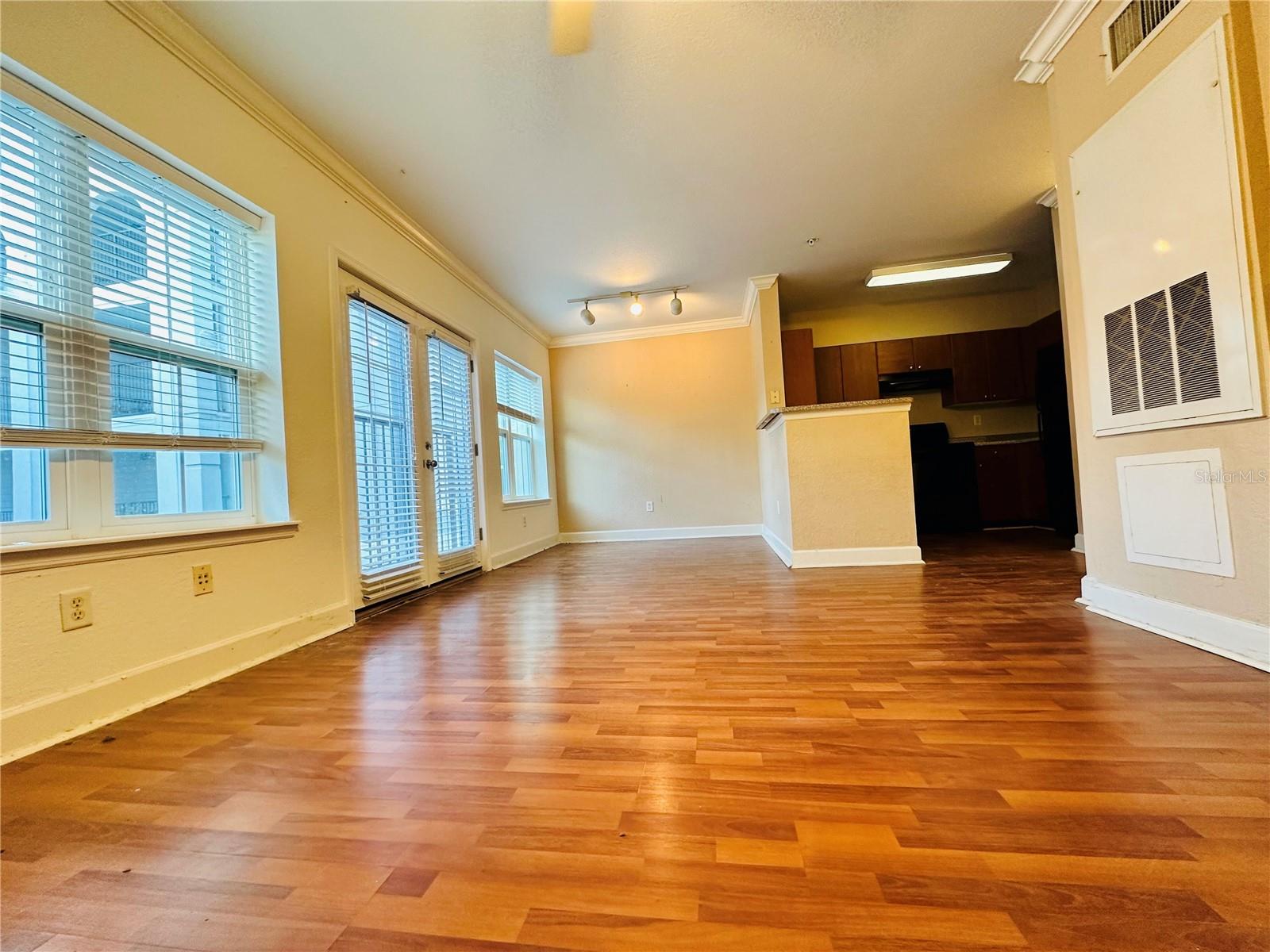 Image 8 of 19 For 206 South Street 3064