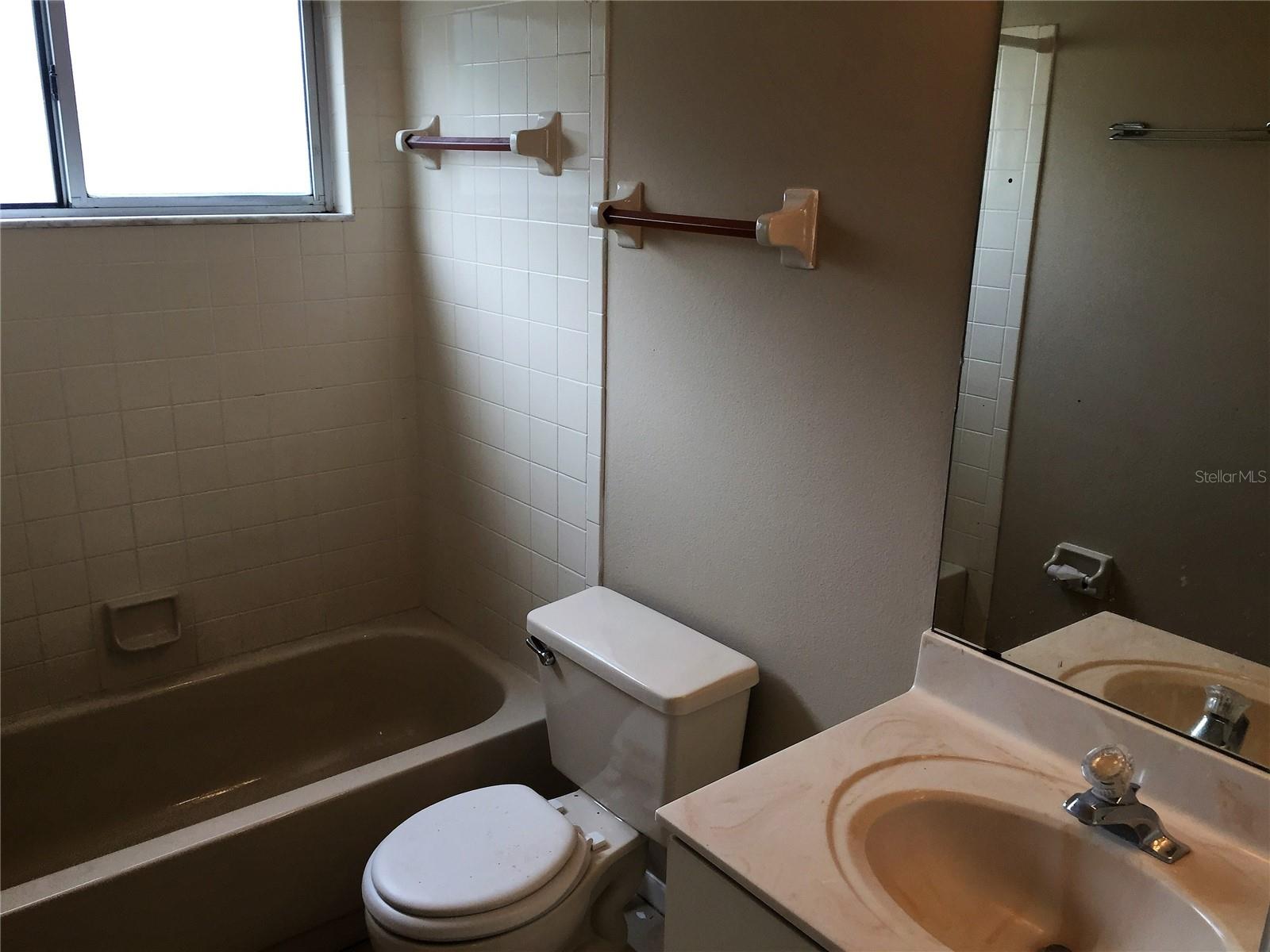 Image 5 of 13 For 2536 Woodgate Boulevard 204