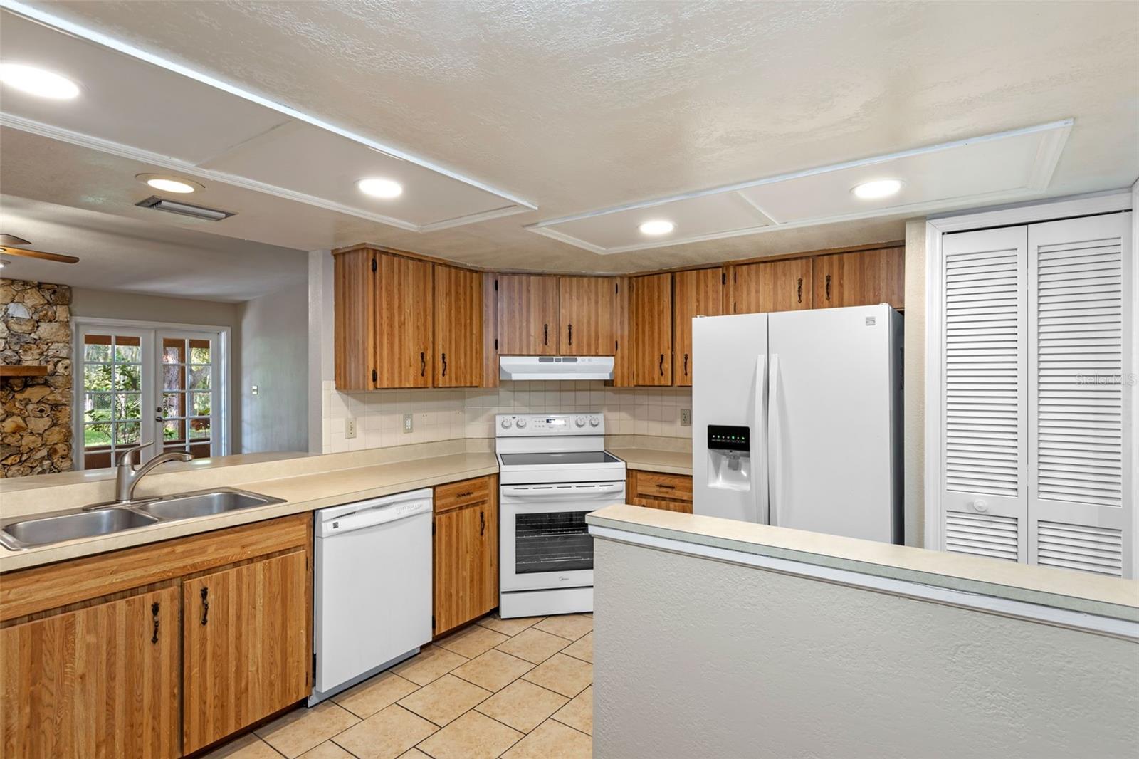 Image 9 of 22 For 525 Garden Heights Drive
