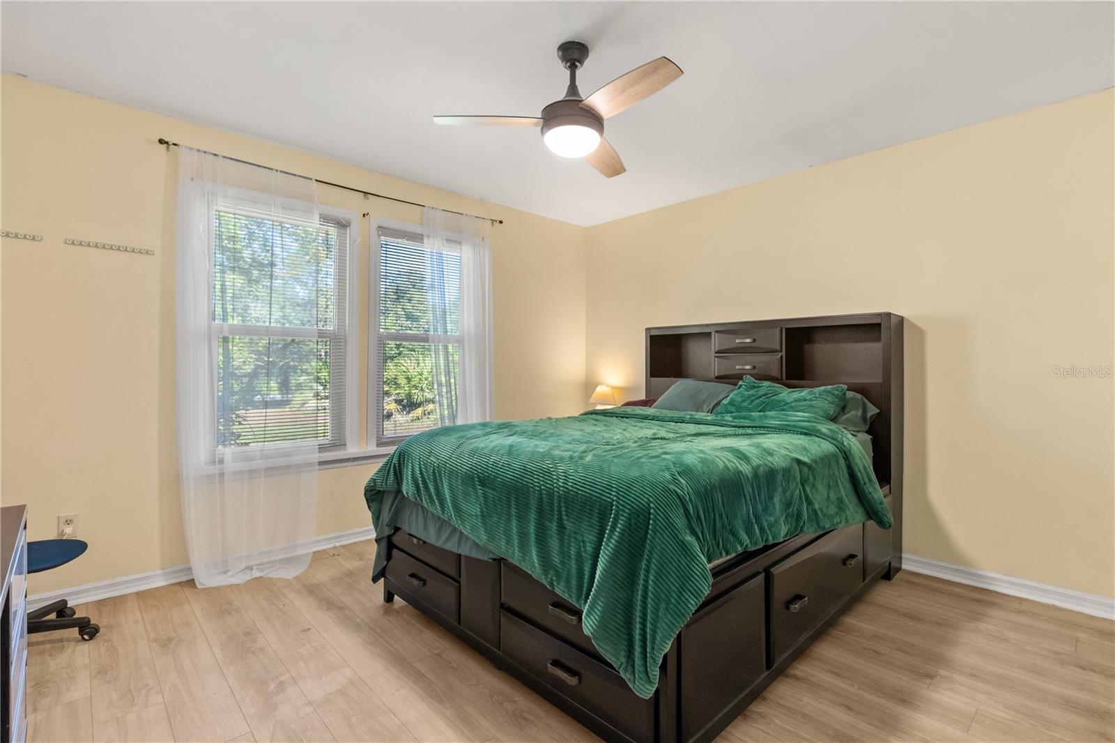 Image 23 of 31 For 579 Kingway Drive