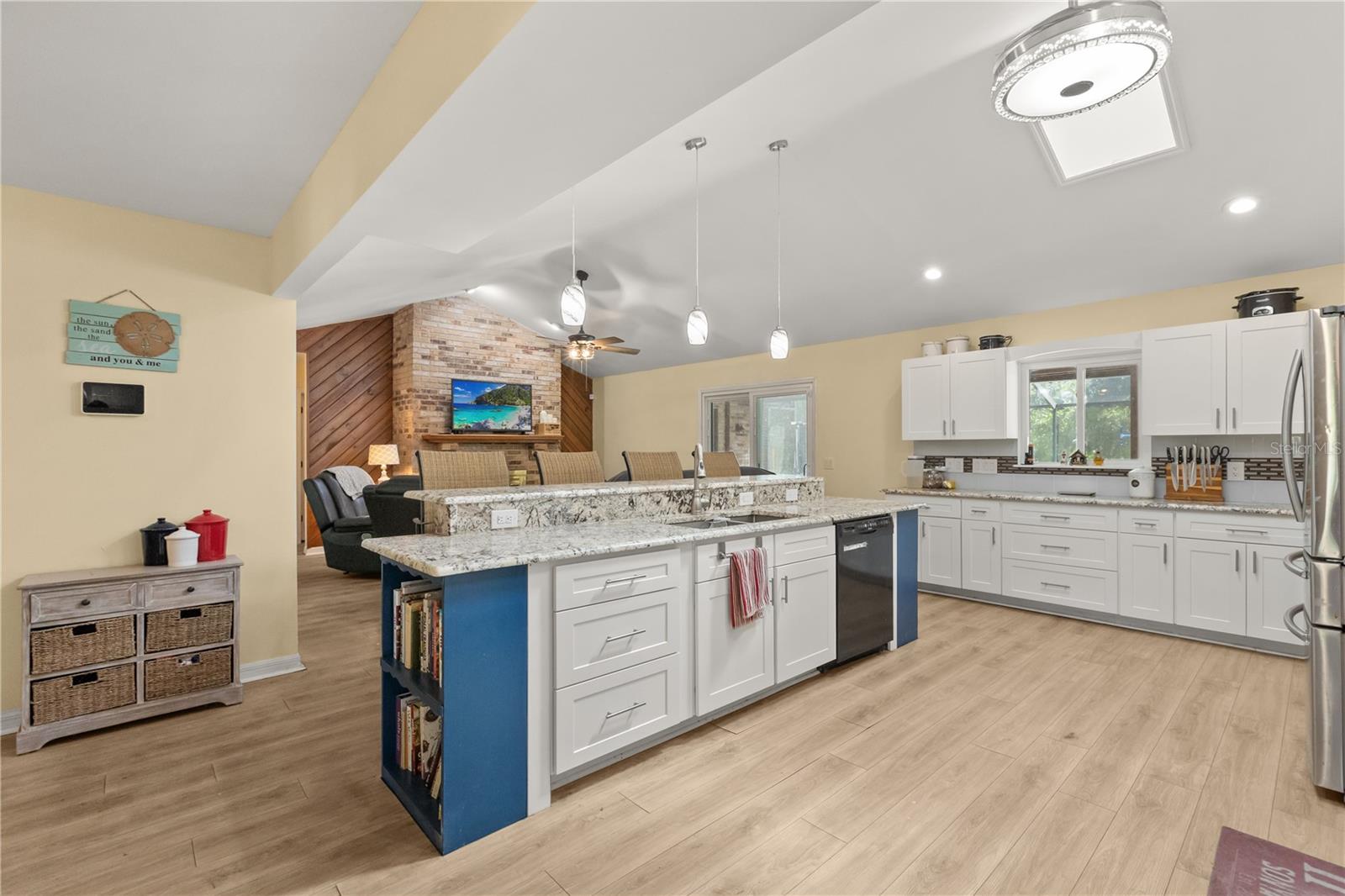 Image 7 of 31 For 579 Kingway Drive