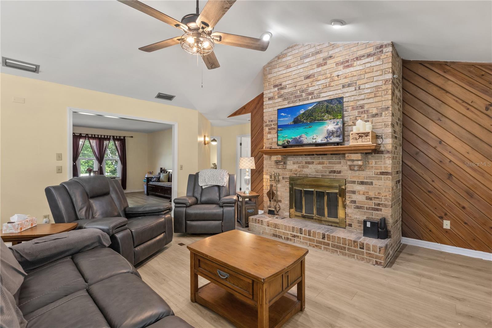 Image 9 of 31 For 579 Kingway Drive