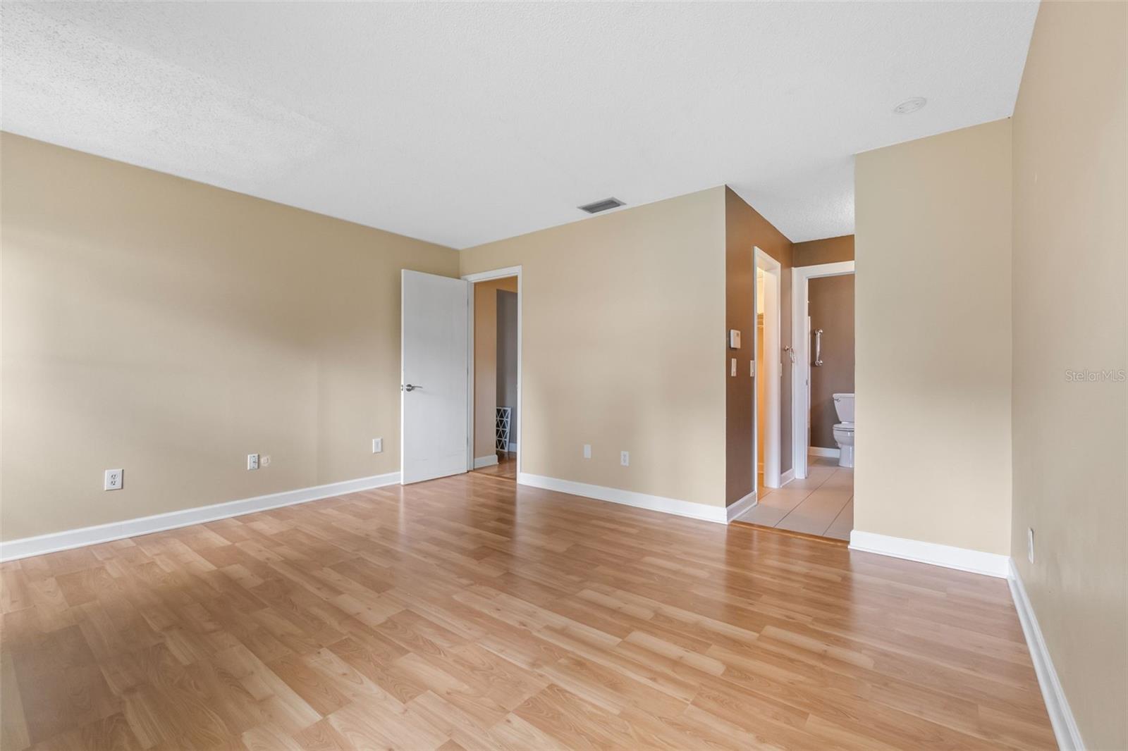 Image 22 of 53 For 10113 Allenby Court
