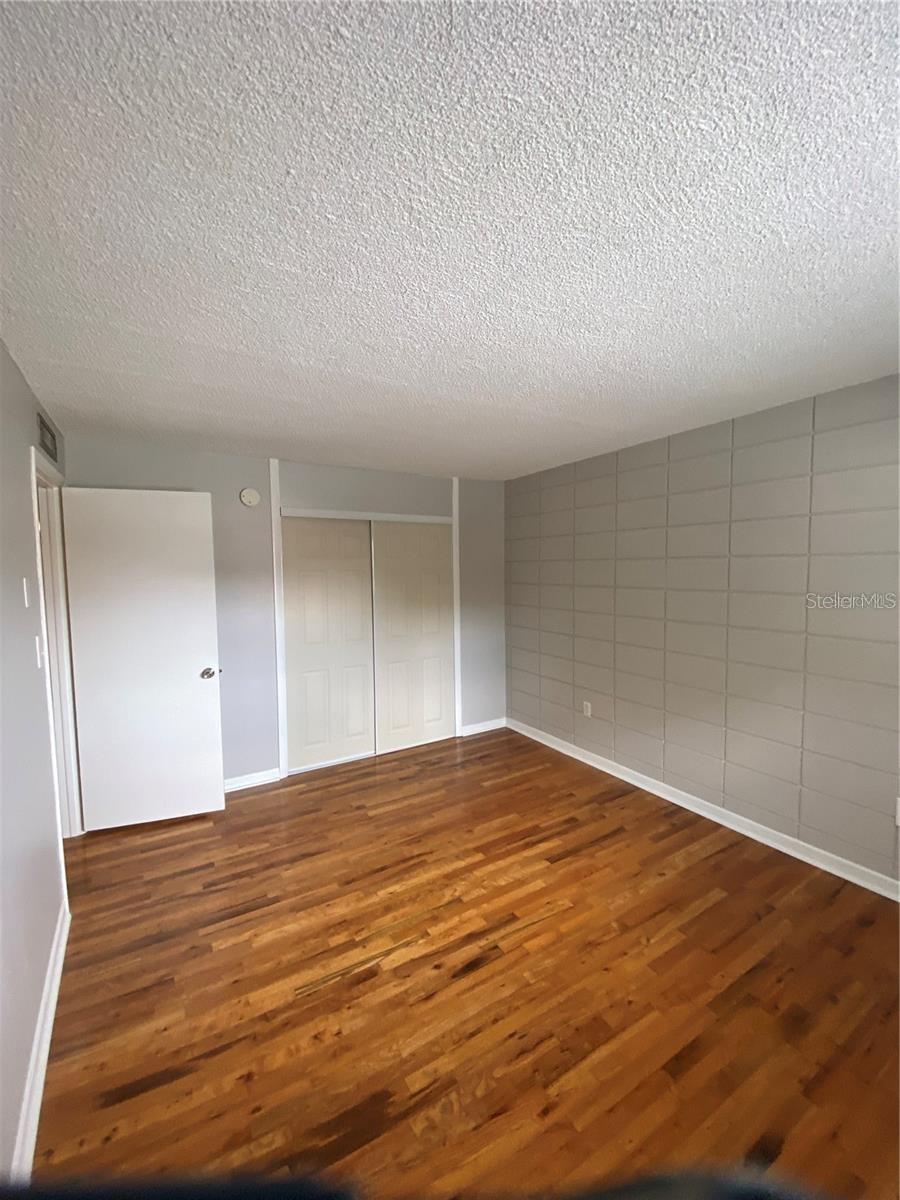 Image 13 of 23 For 320 Lakeview Street 213