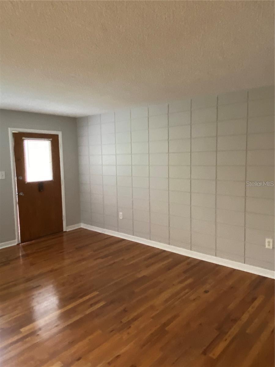 Image 4 of 23 For 320 Lakeview Street 213