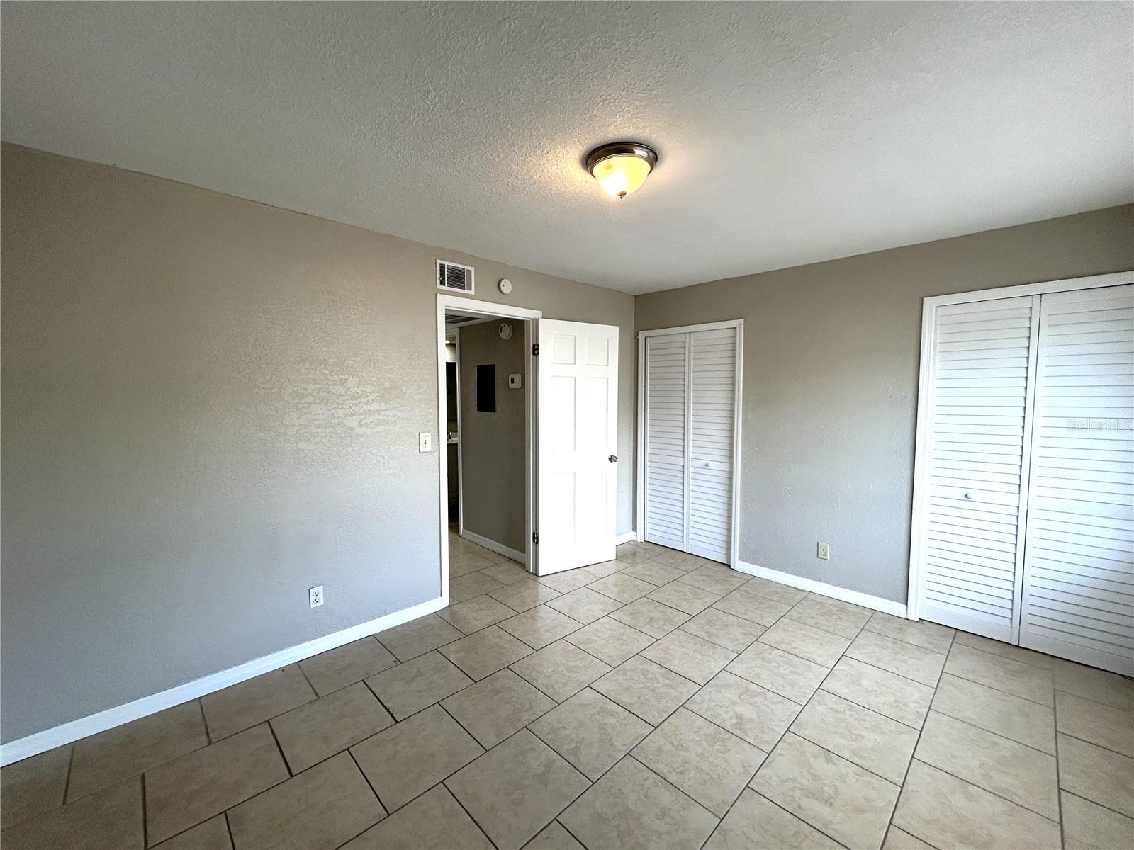 Listing photo id 8 for 6415 Roberts Avenue Apartment