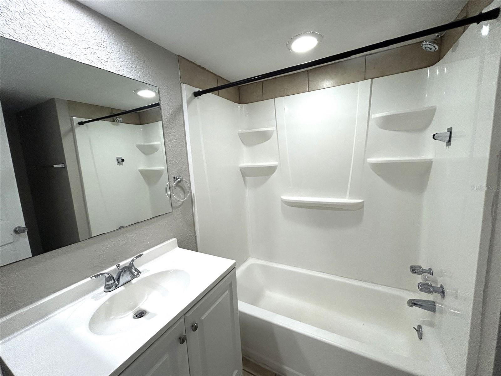 Listing photo id 9 for 6415 Roberts Avenue Apartment