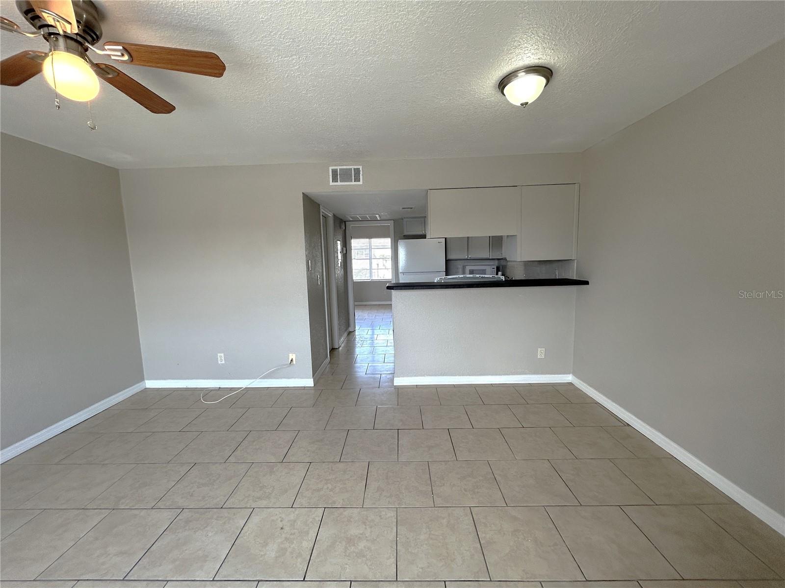 Listing photo id 2 for 6415 Roberts Avenue Apartment