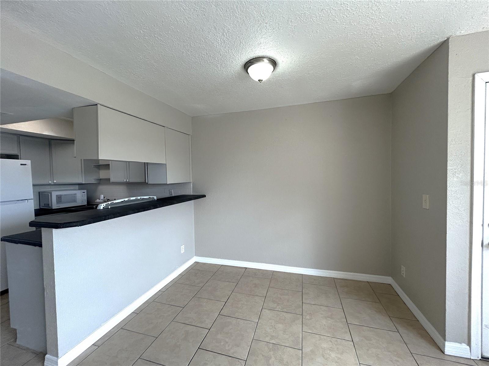 Listing photo id 3 for 6415 Roberts Avenue Apartment