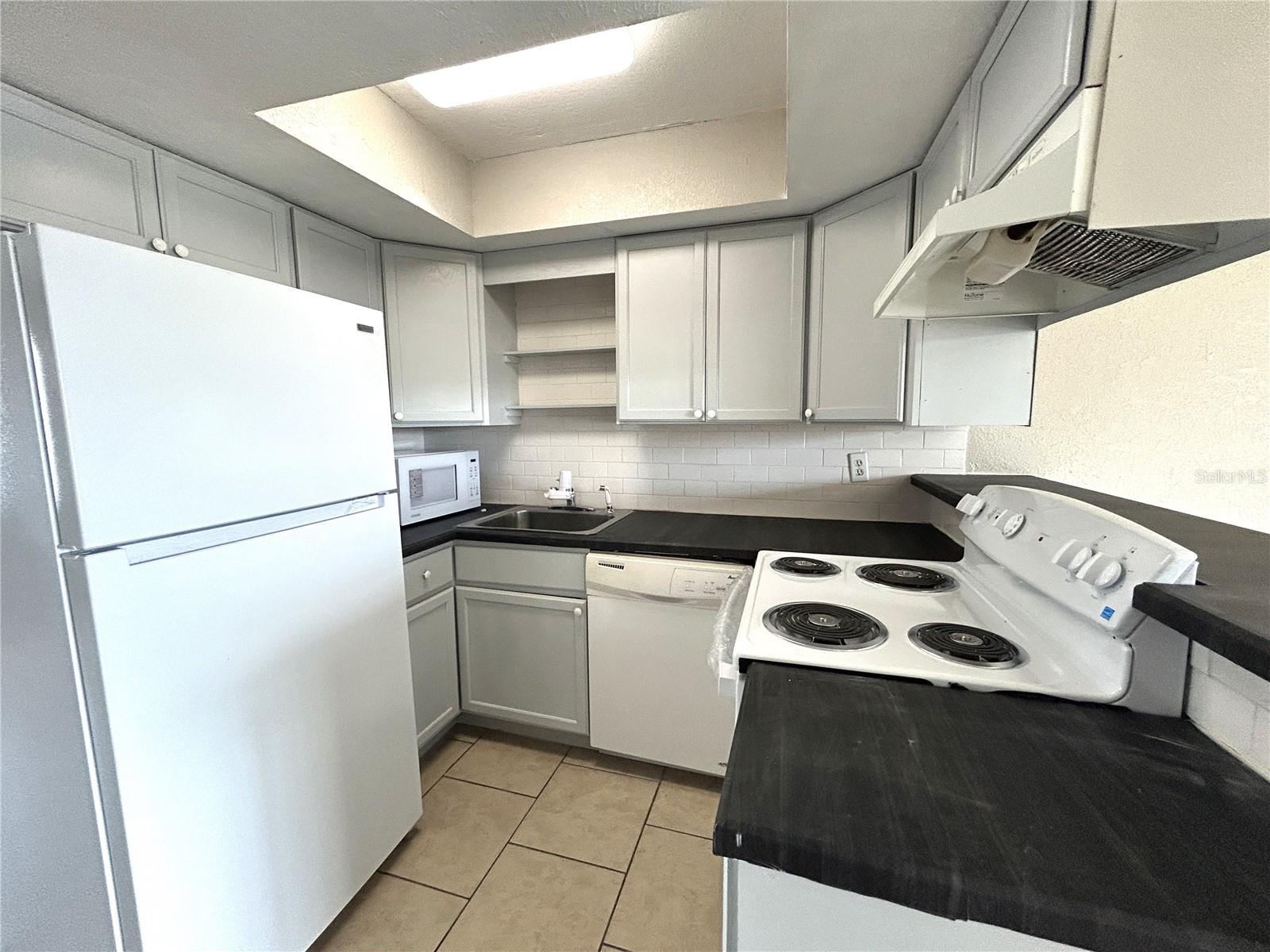 Listing photo id 5 for 6415 Roberts Avenue Apartment