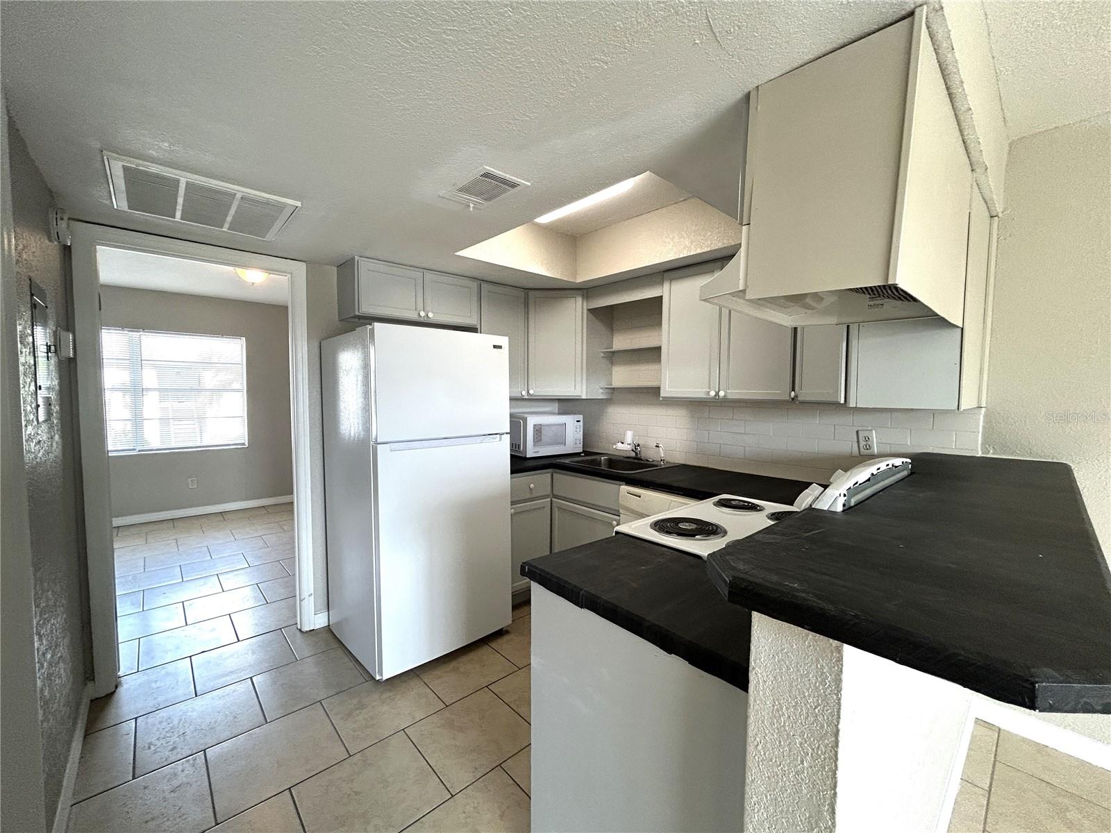 Listing photo id 6 for 6415 Roberts Avenue Apartment