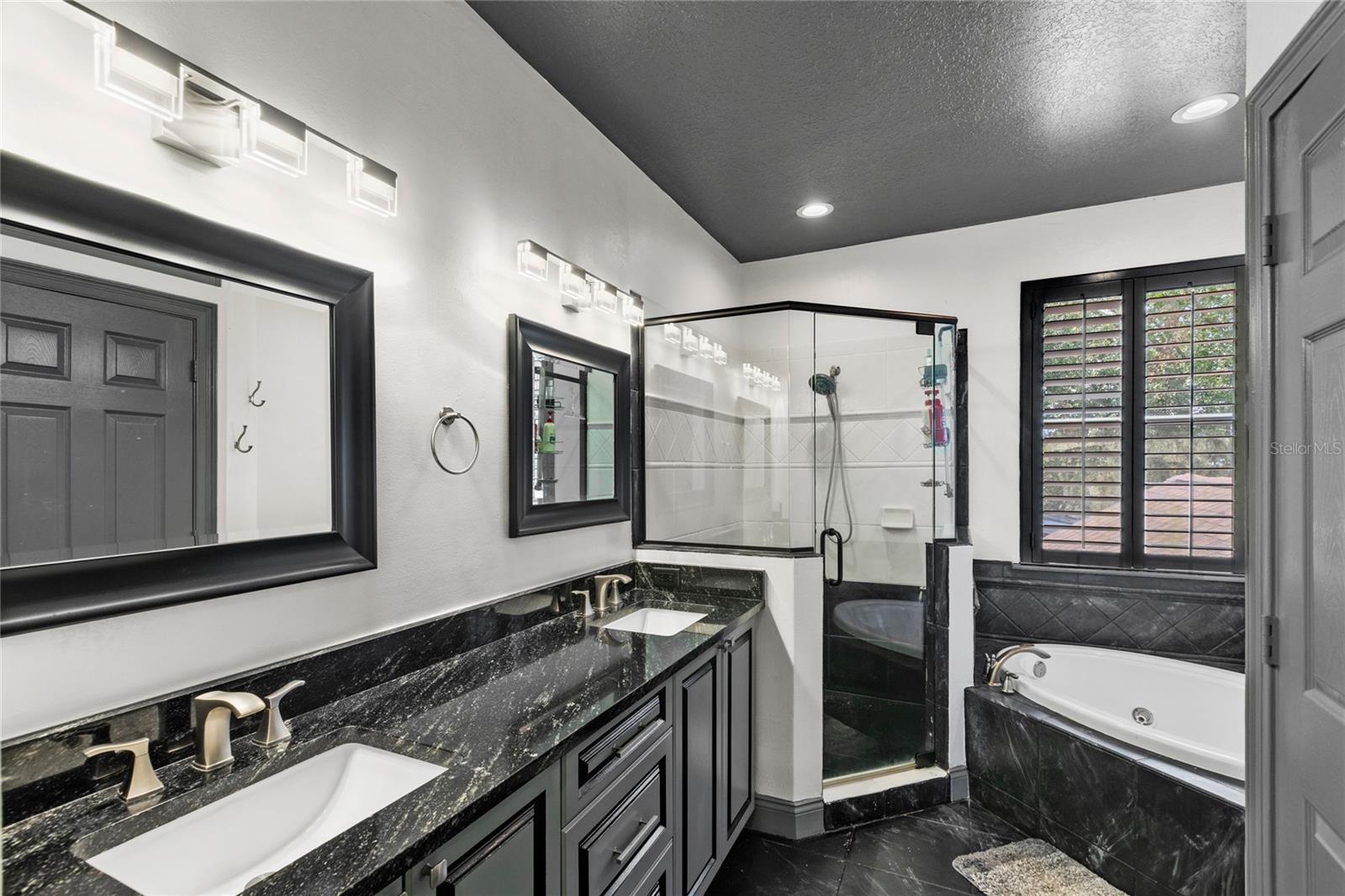 Image 36 of 51 For 2107 Westover Reserve Boulevard