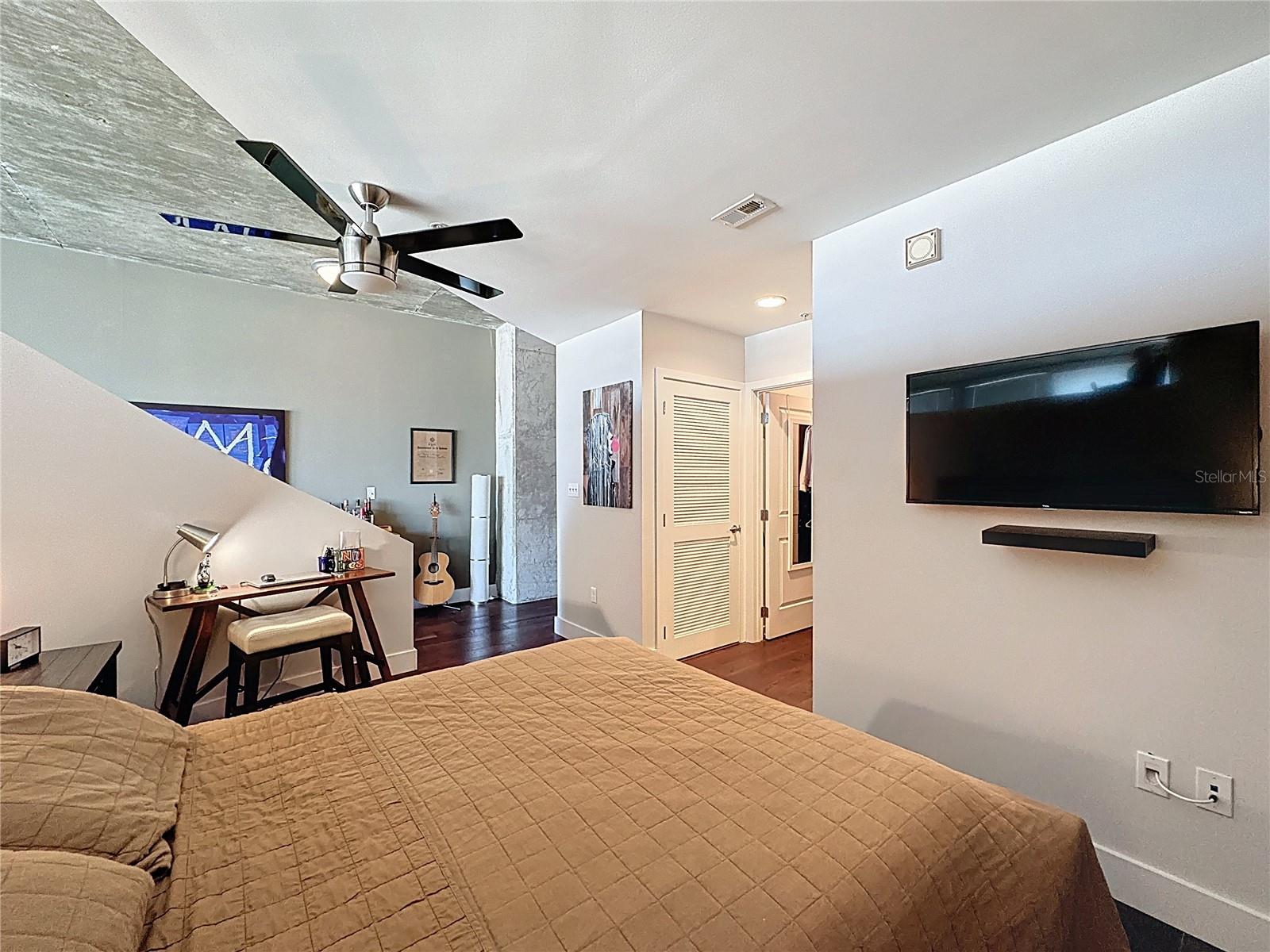 Image 22 of 30 For 155 Court Avenue 2806