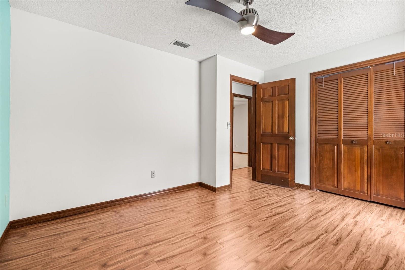 Image 24 of 38 For 968 Lenmore Court