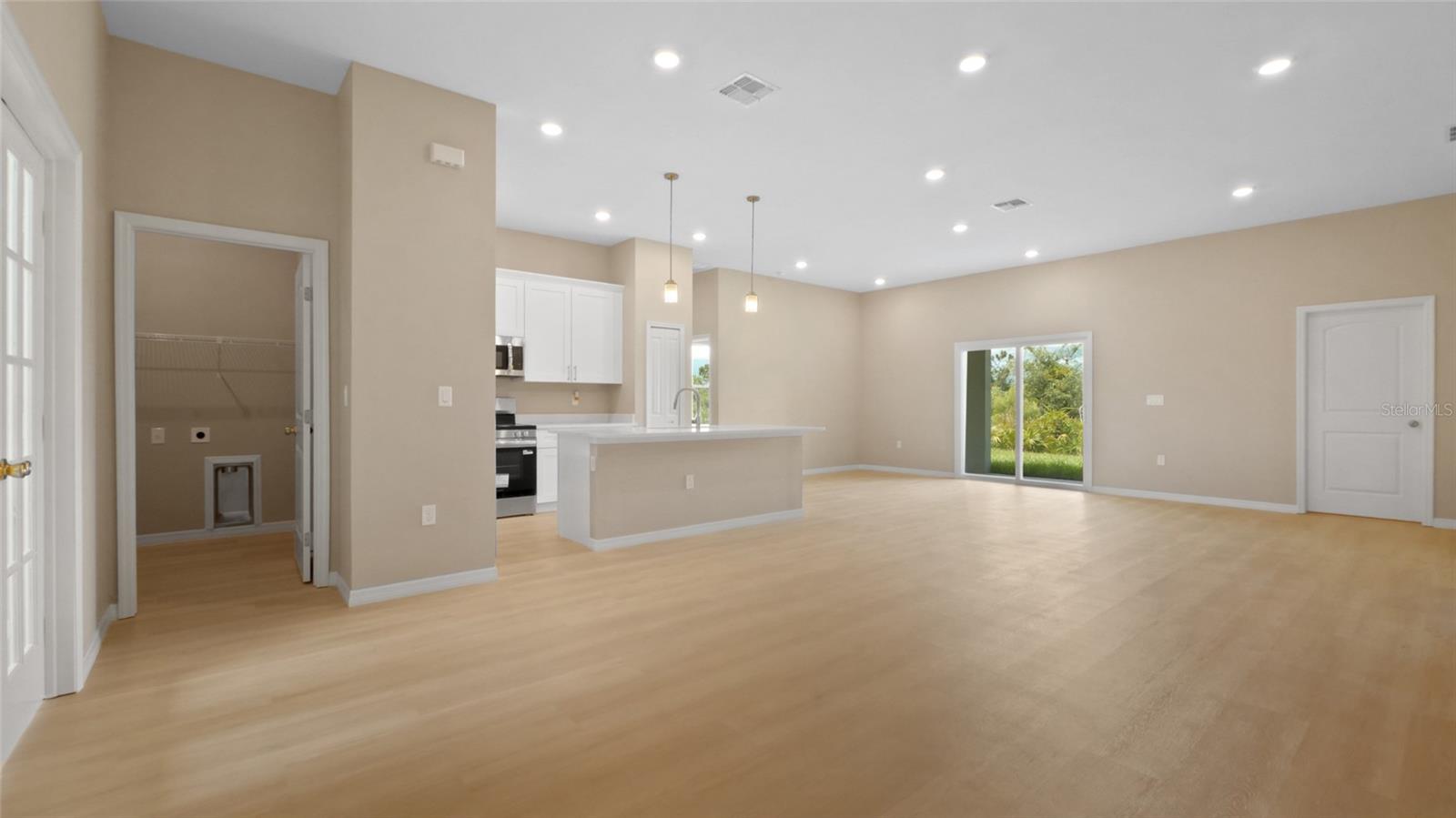 Image 5 of 42 For 13647 Begonia Circle