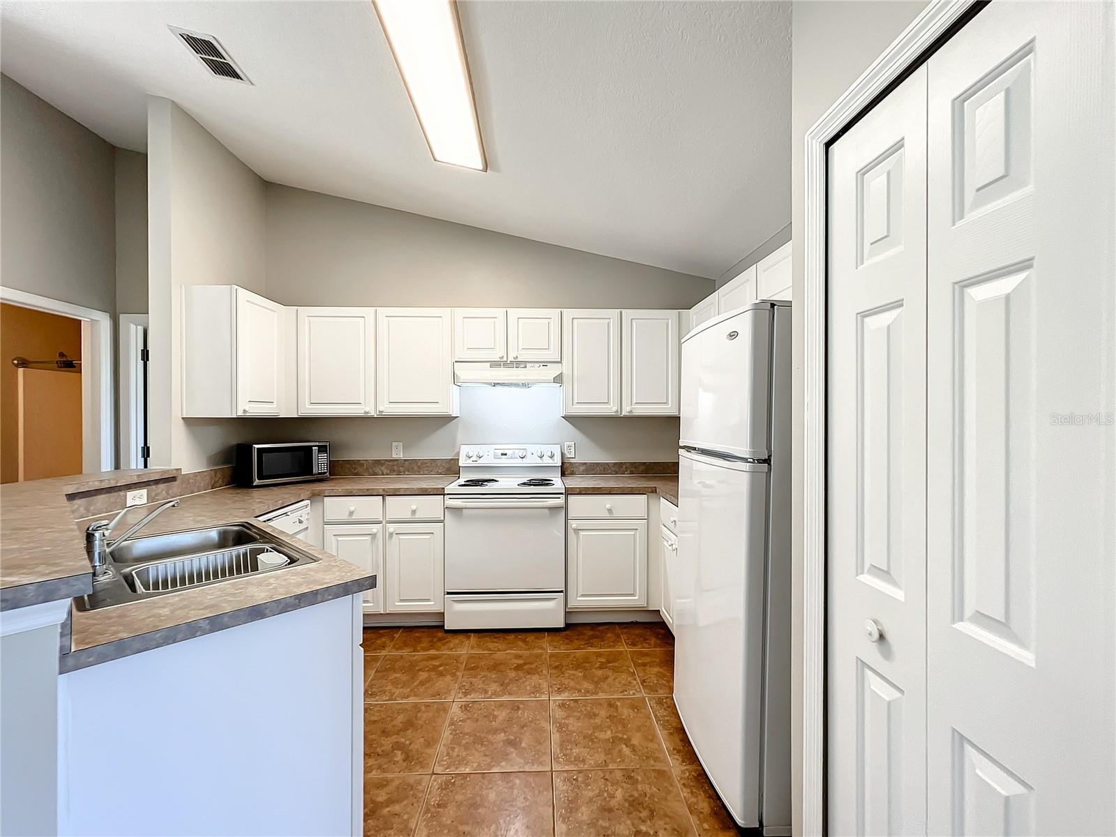 Image 10 of 30 For 1364 Hillview Drive
