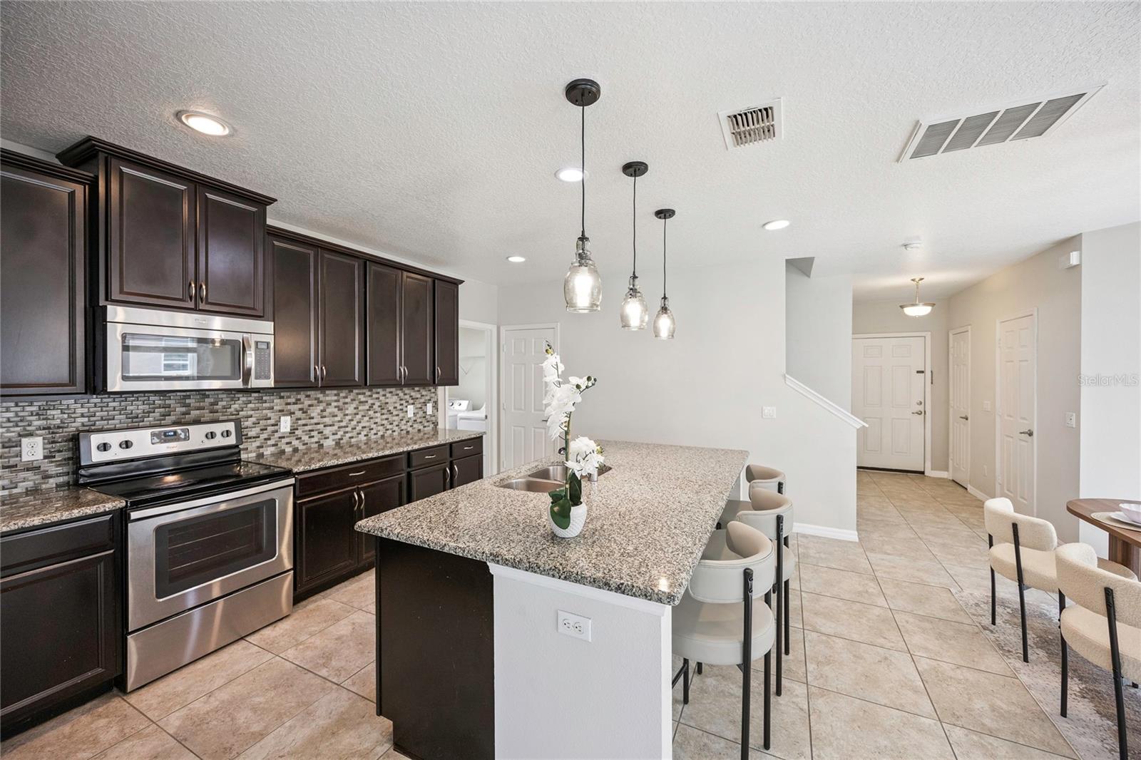 Listing photo id 13 for 2612 Waterline Street
