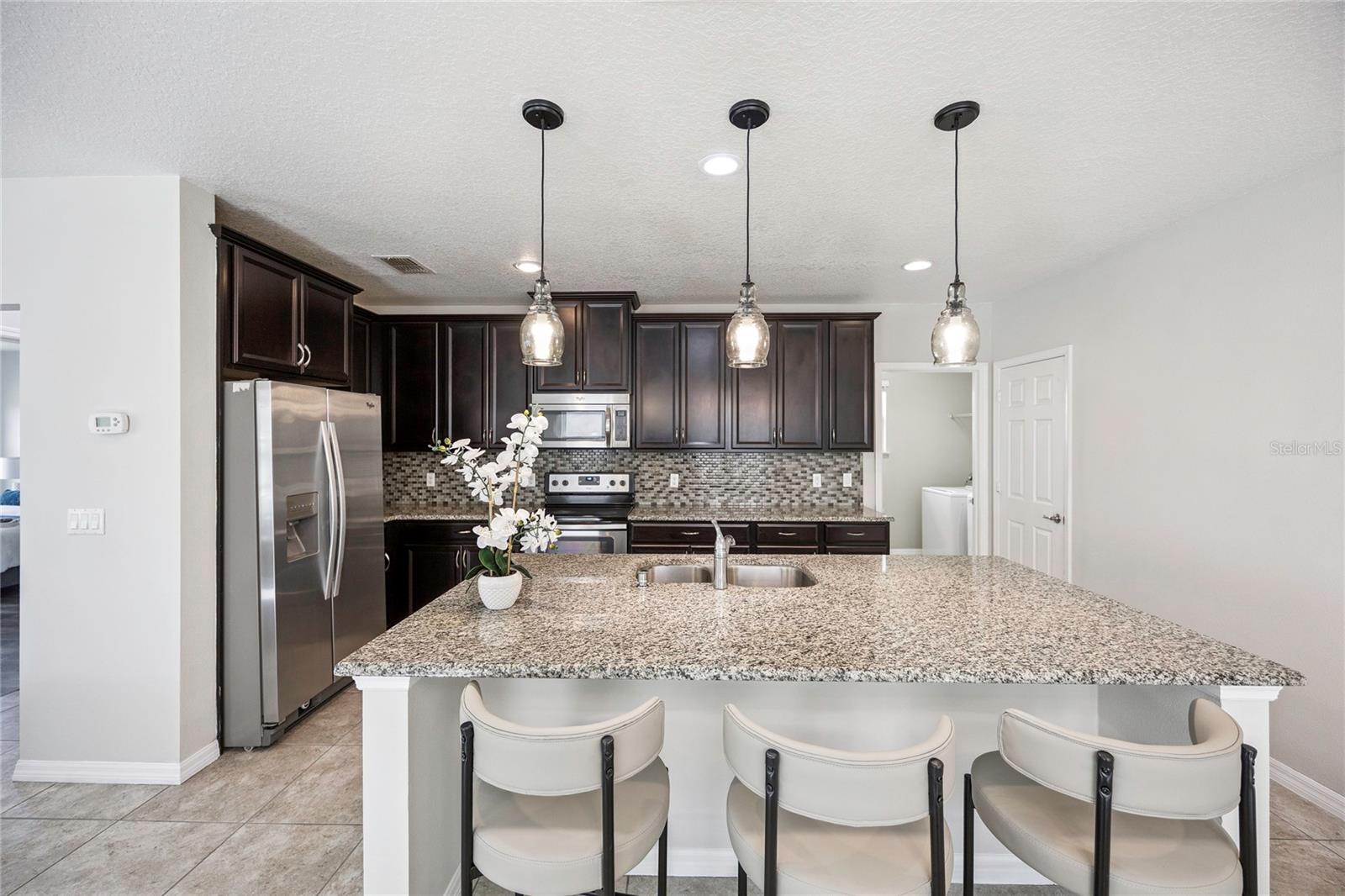 Listing photo id 14 for 2612 Waterline Street