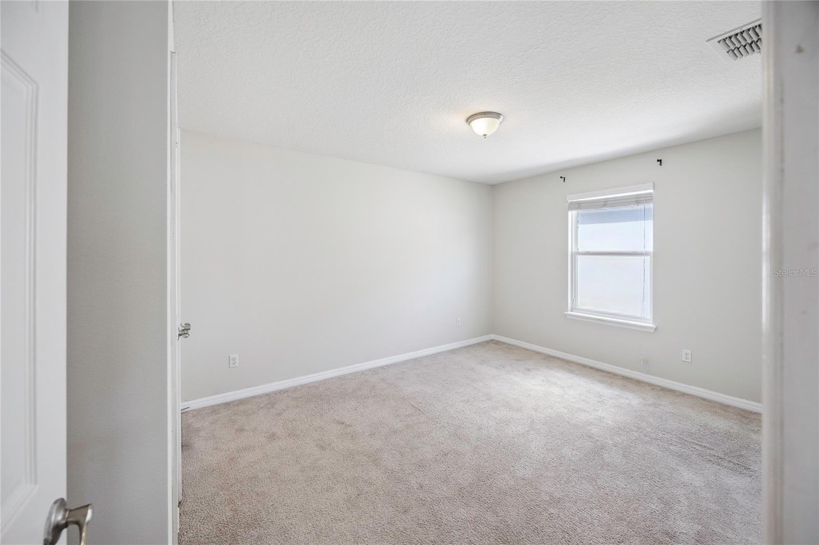 Listing photo id 31 for 2612 Waterline Street