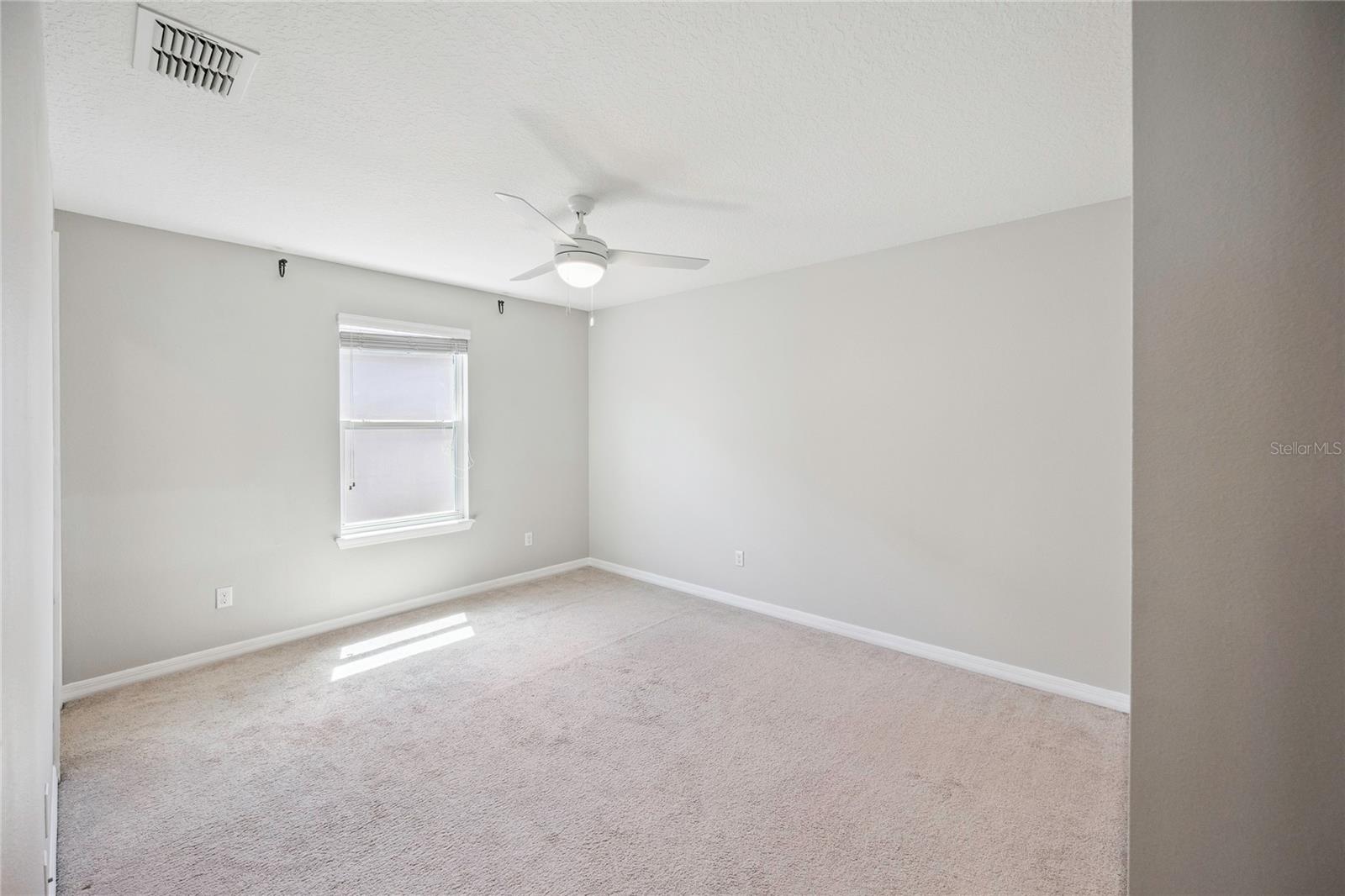 Listing photo id 32 for 2612 Waterline Street