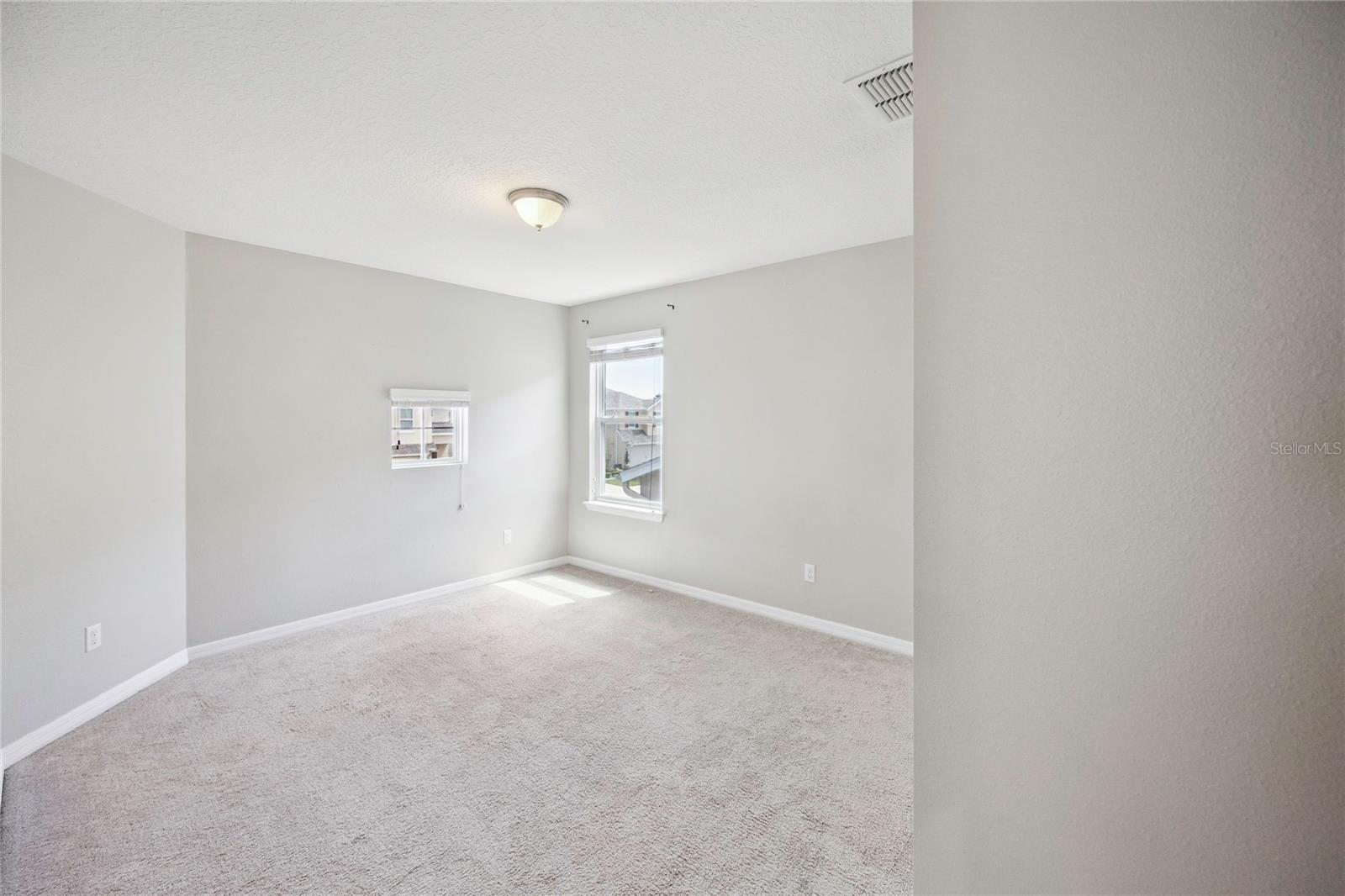 Listing photo id 33 for 2612 Waterline Street